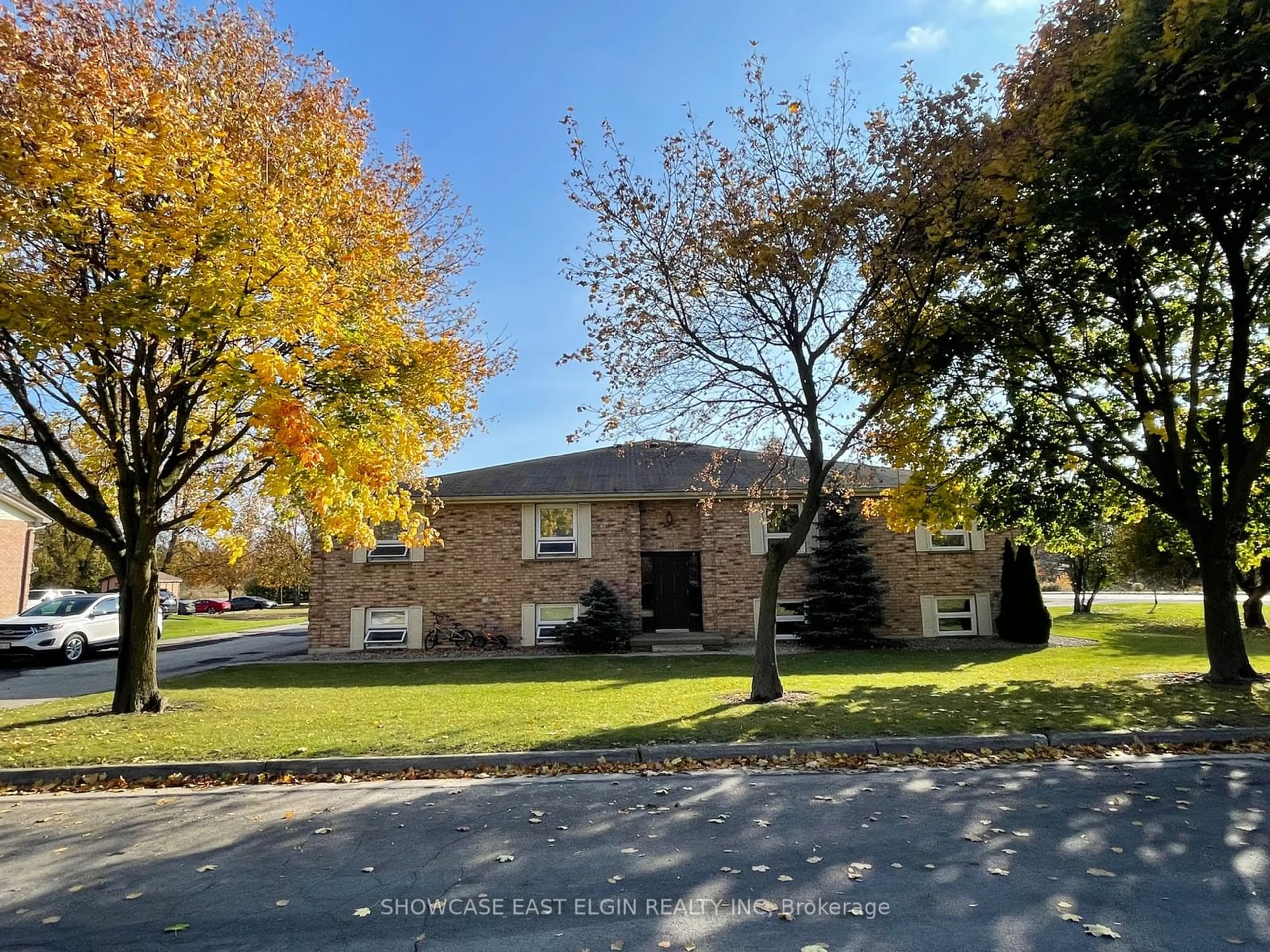 A pic from outside/outdoor area/front of a property/back of a property/a pic from drone, street for 106 Forest St, Aylmer Ontario N5H 1A7