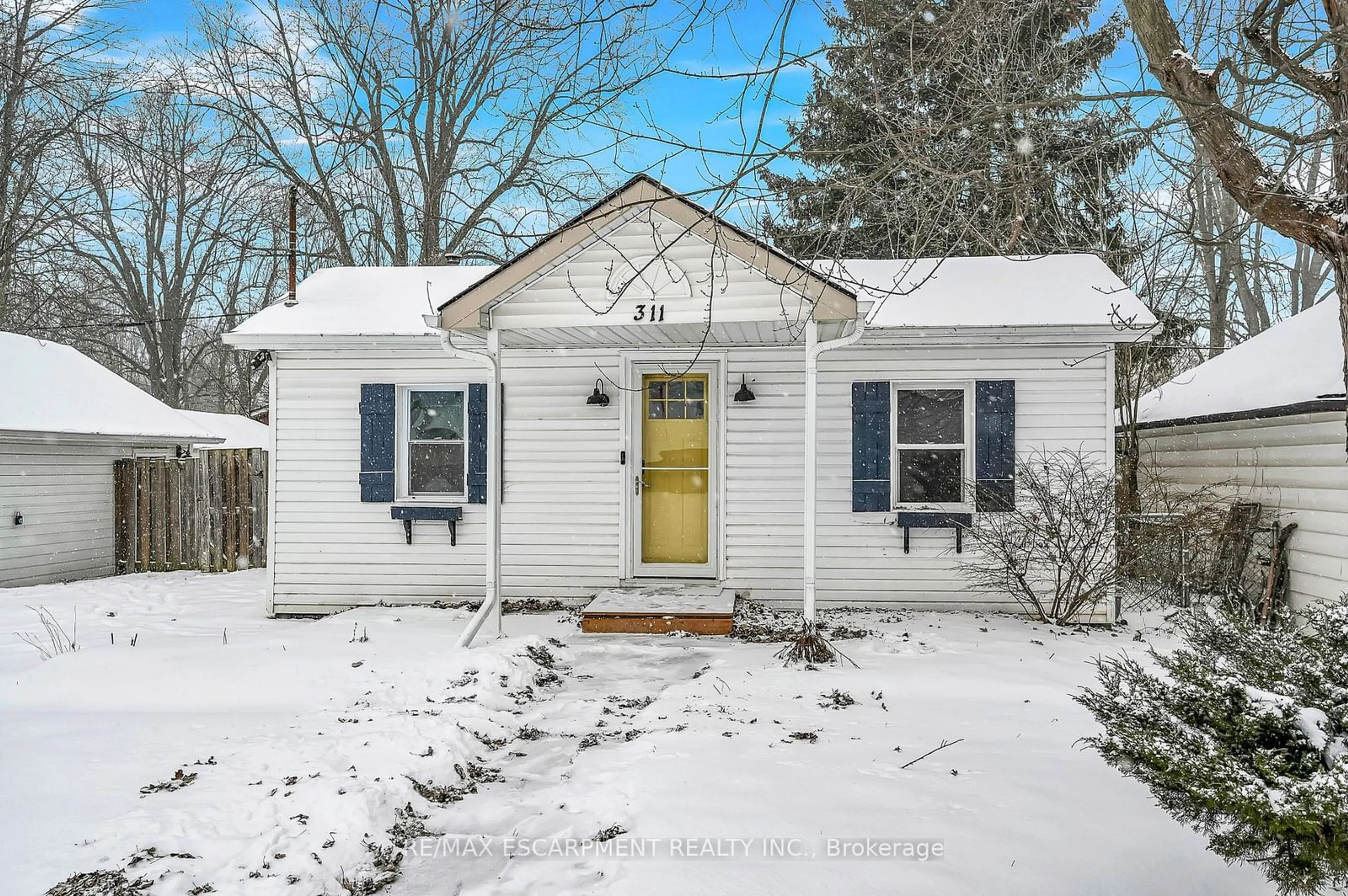 Home with vinyl exterior material, street for 311 OAKWOOD Ave, Fort Erie Ontario L0S 1B0