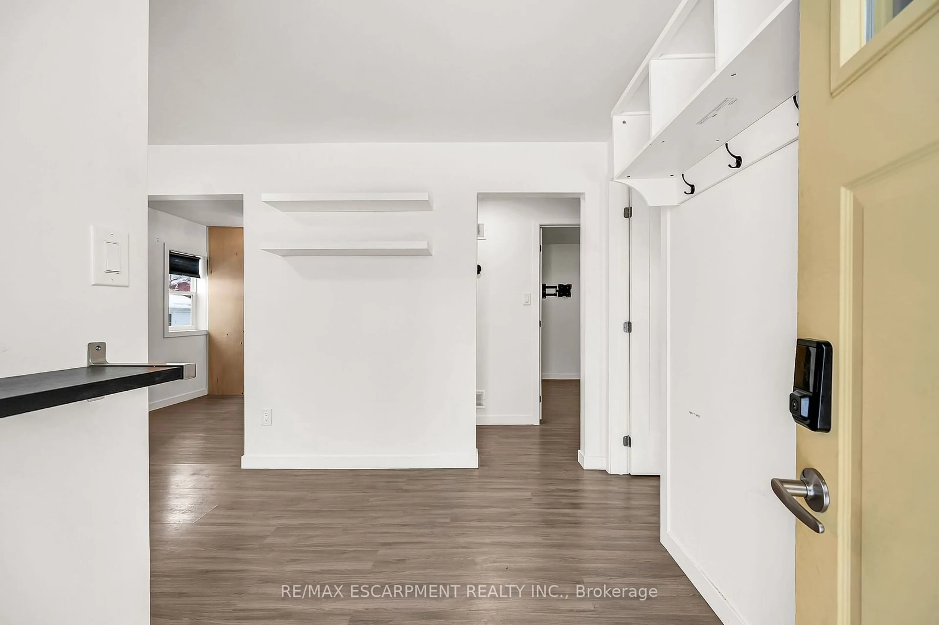 Indoor entryway for 311 OAKWOOD Ave, Fort Erie Ontario L0S 1B0