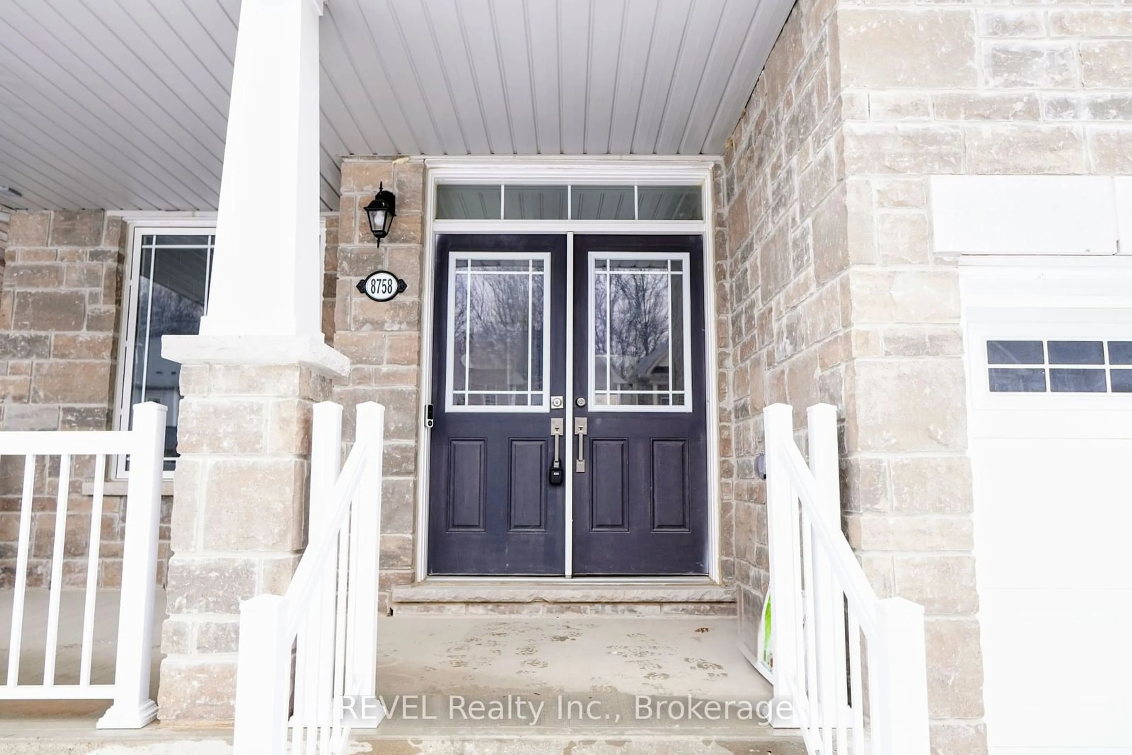 Indoor entryway for 8758 Chickory Tr, Niagara Falls Ontario L2H 3S4