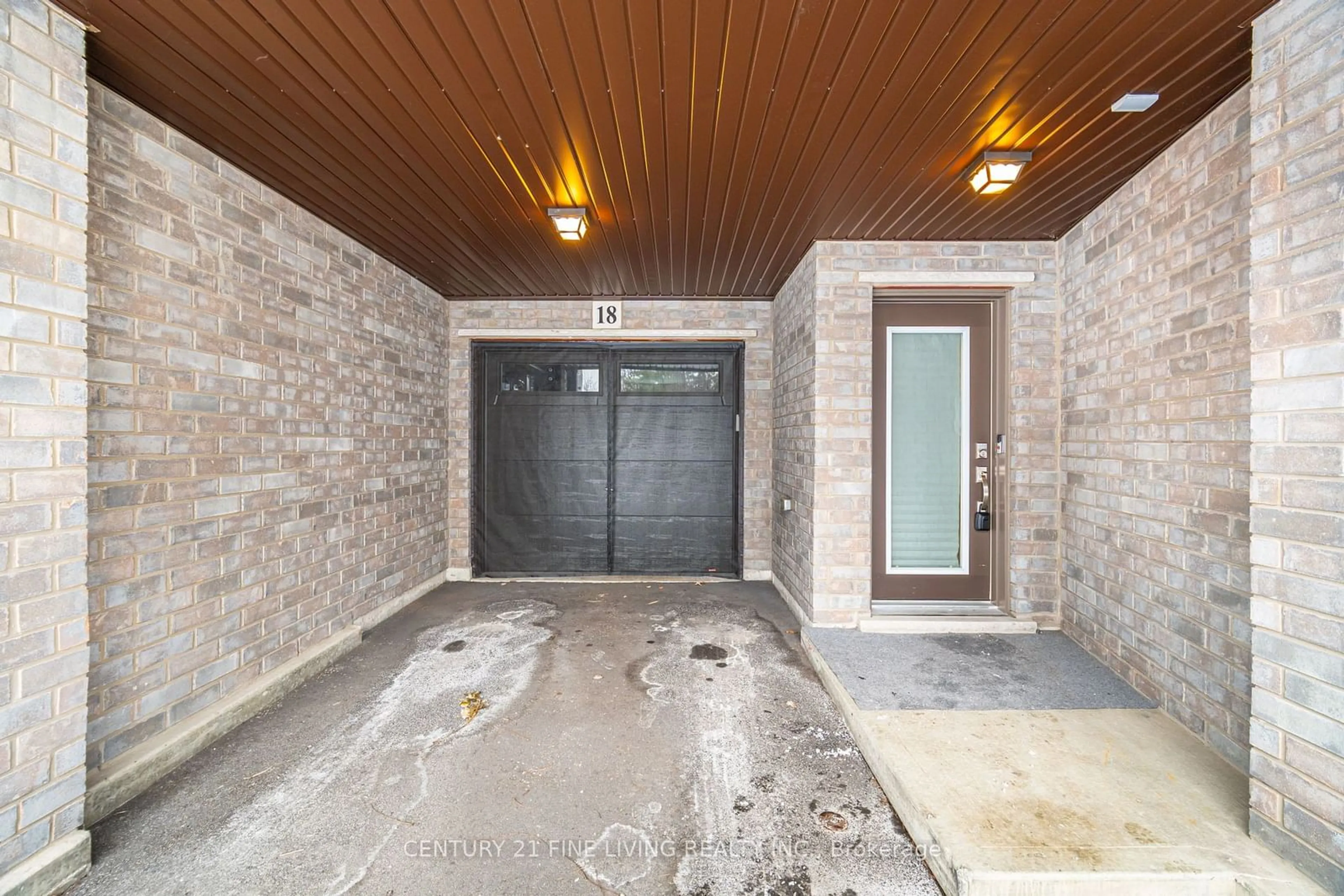 Indoor foyer for 23 Echovalley Dr #18, Hamilton Ontario L8J 0K4