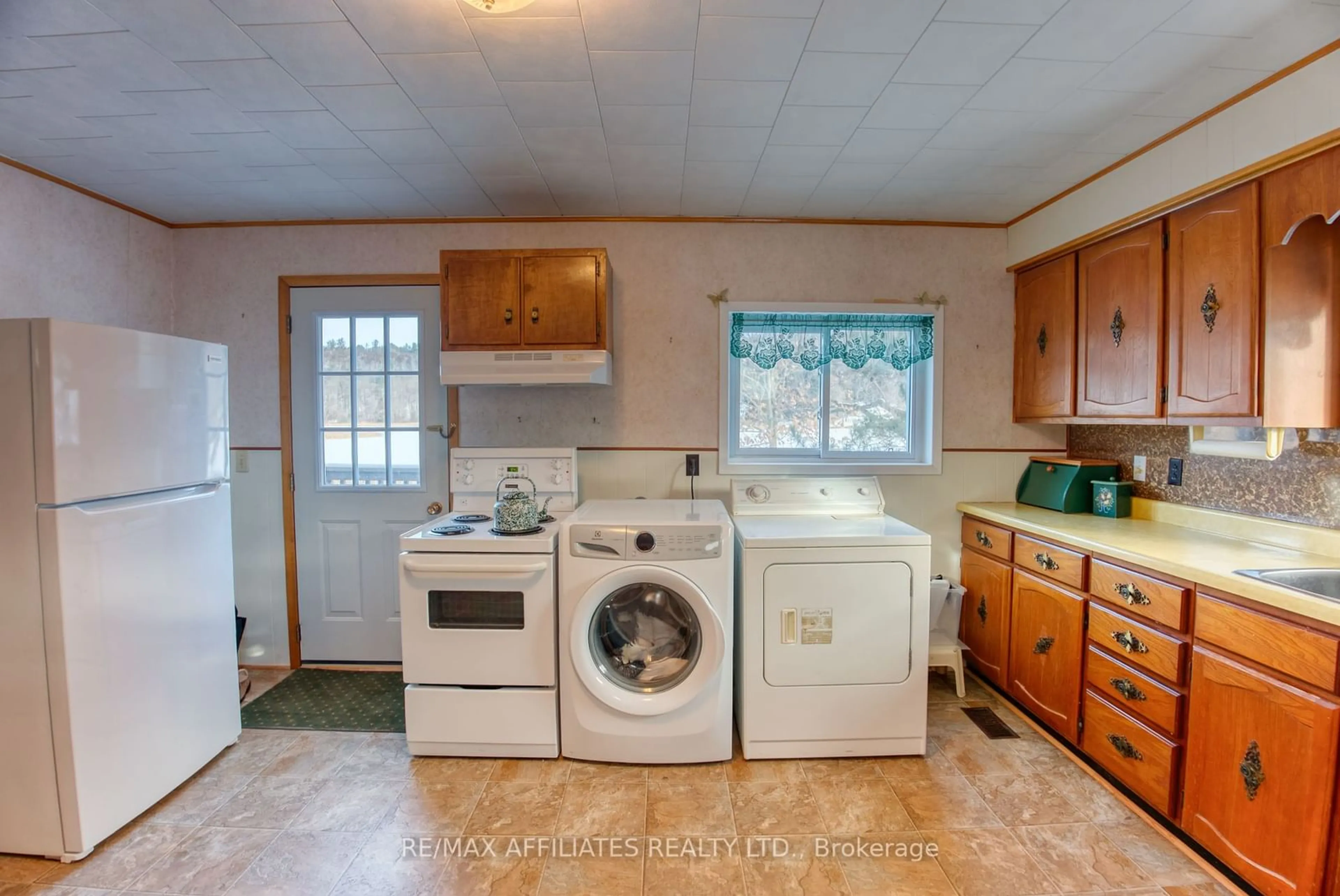 Laundry room for 4 BEDFORD St, Westport Ontario K0G 1X0