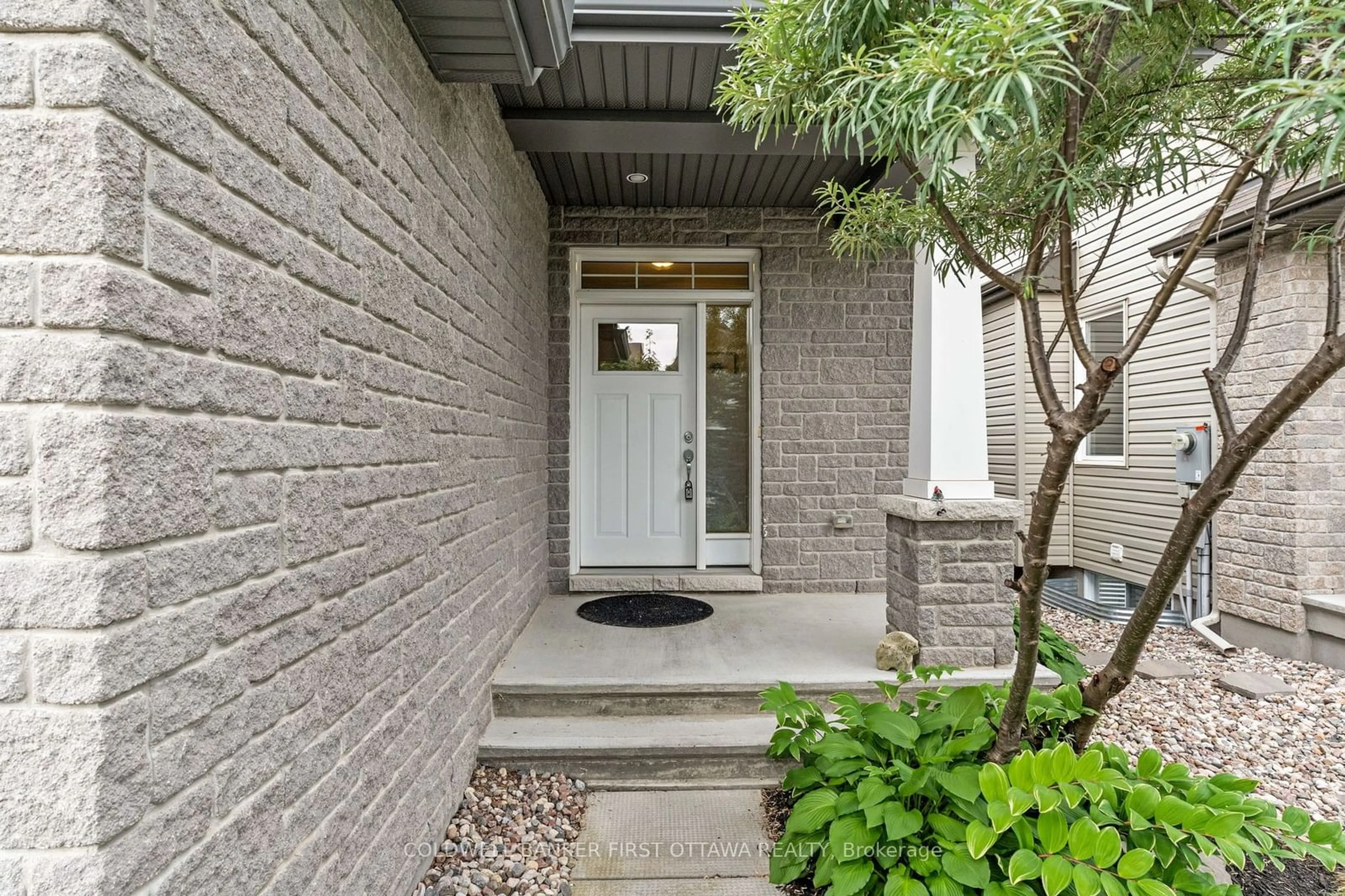 Indoor entryway for 144 Tapadero Ave, Kanata Ontario K2V 0A7