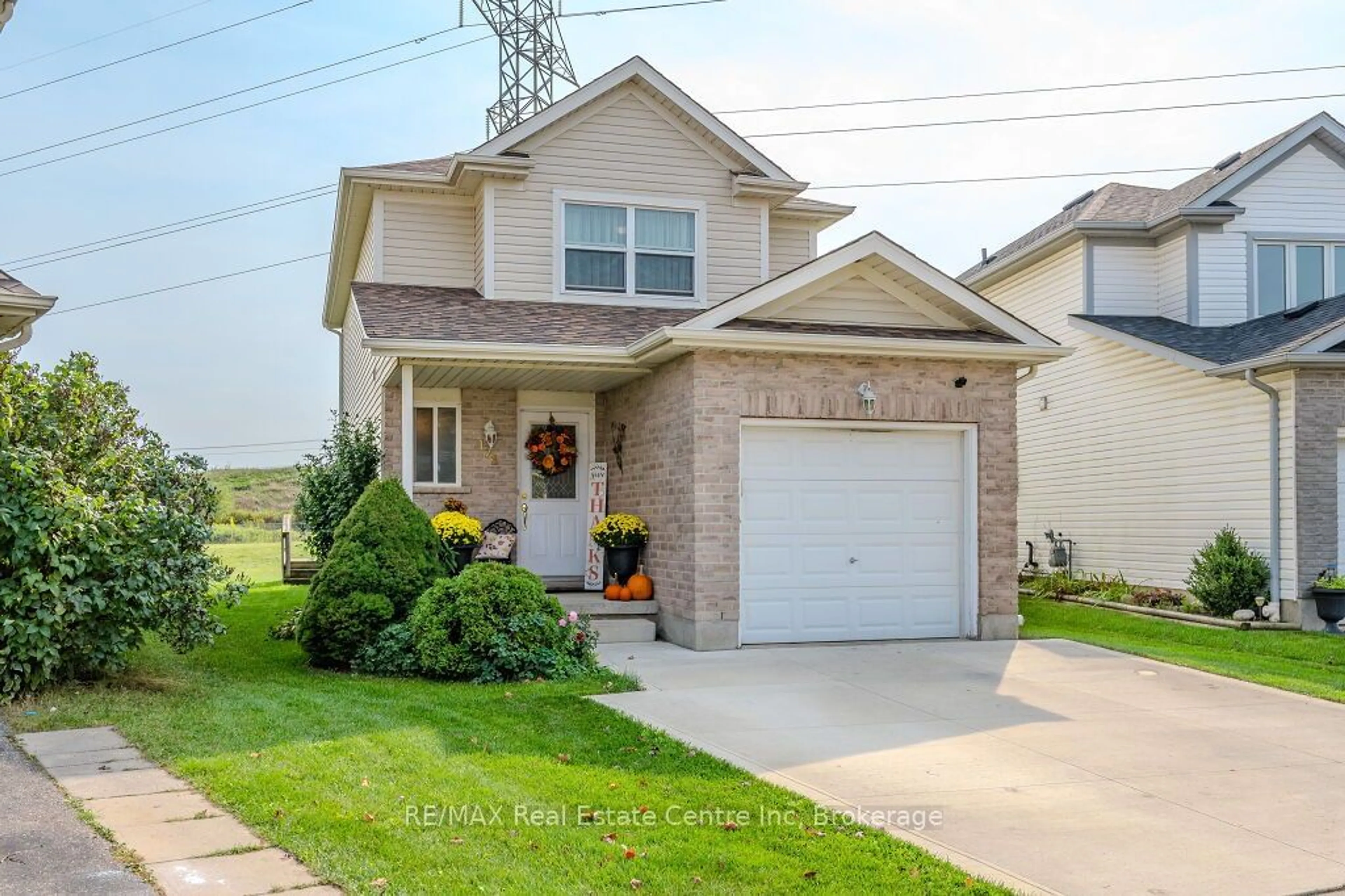 Home with vinyl exterior material, street for 128 Henhoeffer Cres, Kitchener Ontario N2E 4H3