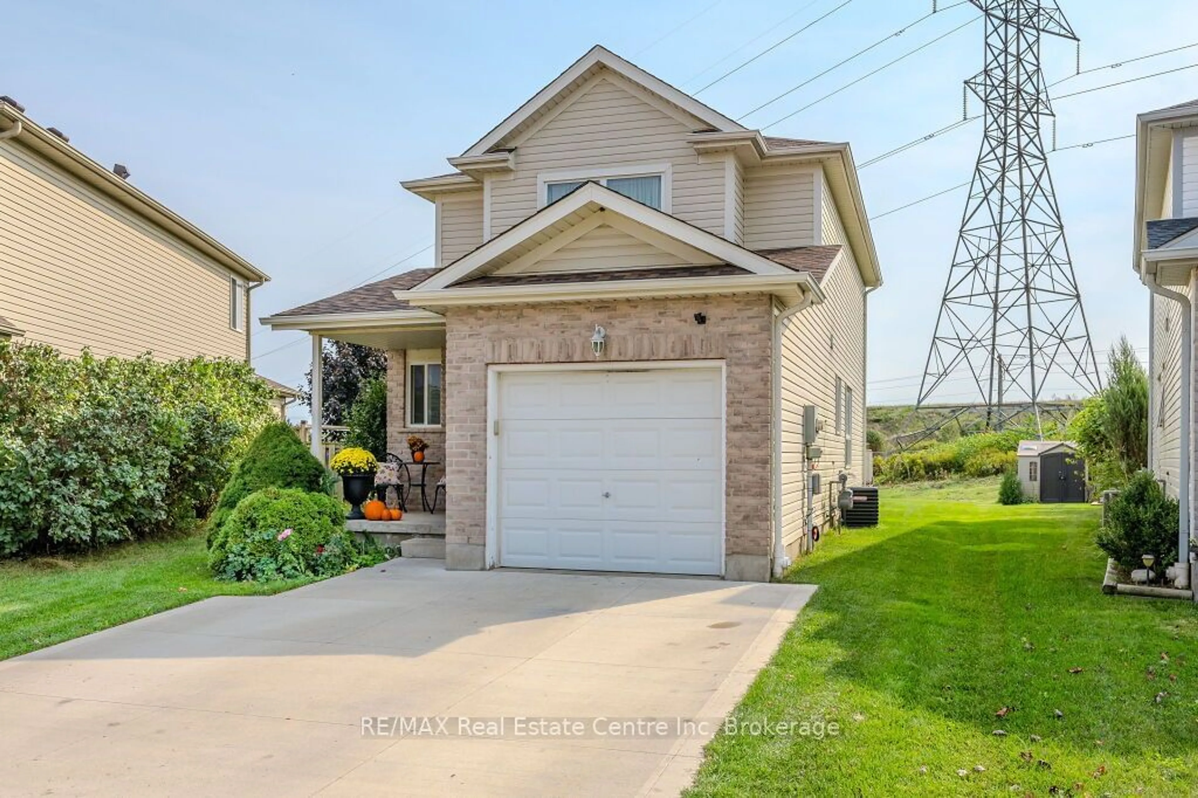 Home with vinyl exterior material, street for 128 Henhoeffer Cres, Kitchener Ontario N2E 4H3