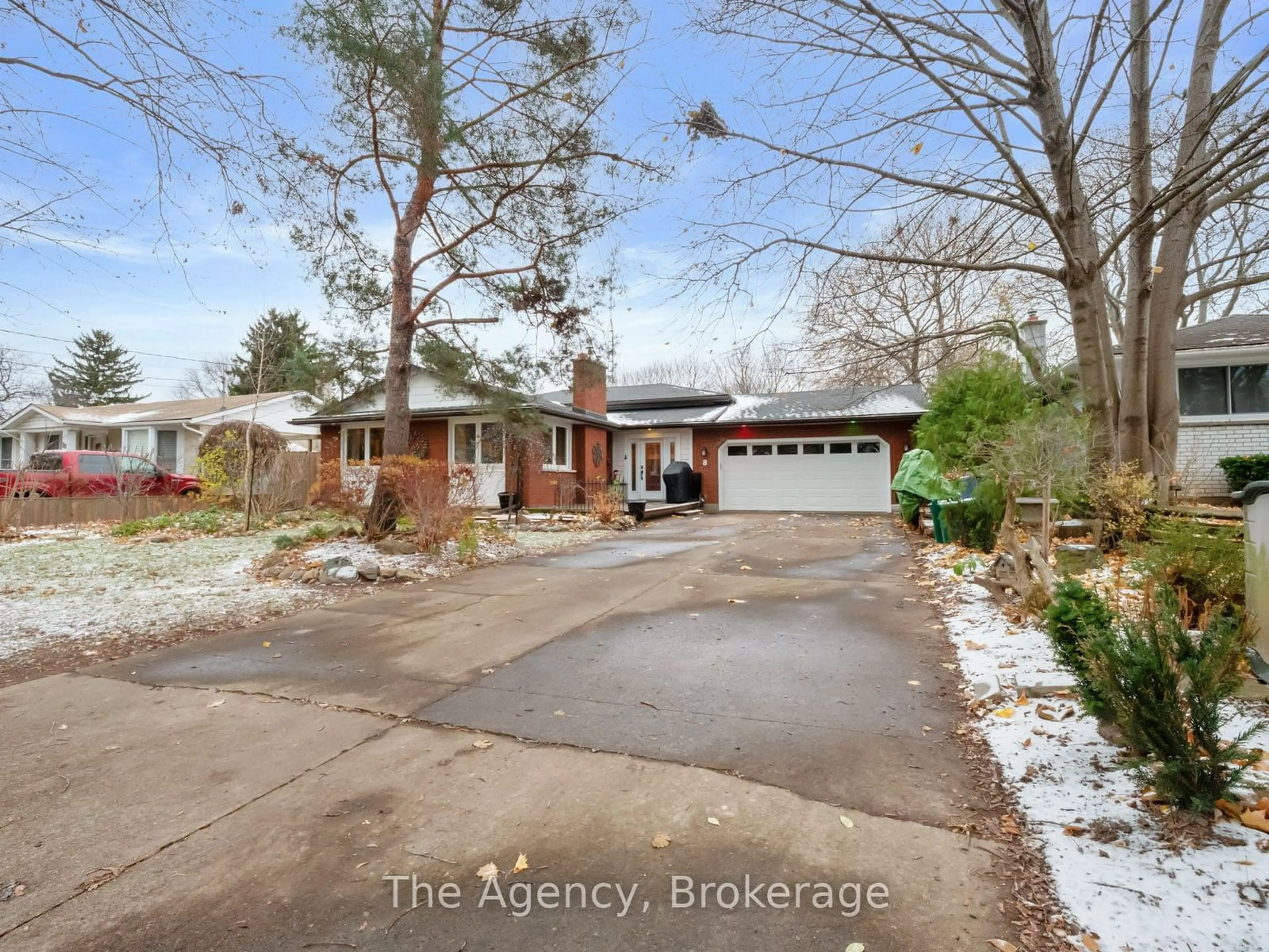 A pic from outside/outdoor area/front of a property/back of a property/a pic from drone, street for 8 St Louis Pl, St. Catharines Ontario L2M 1K2