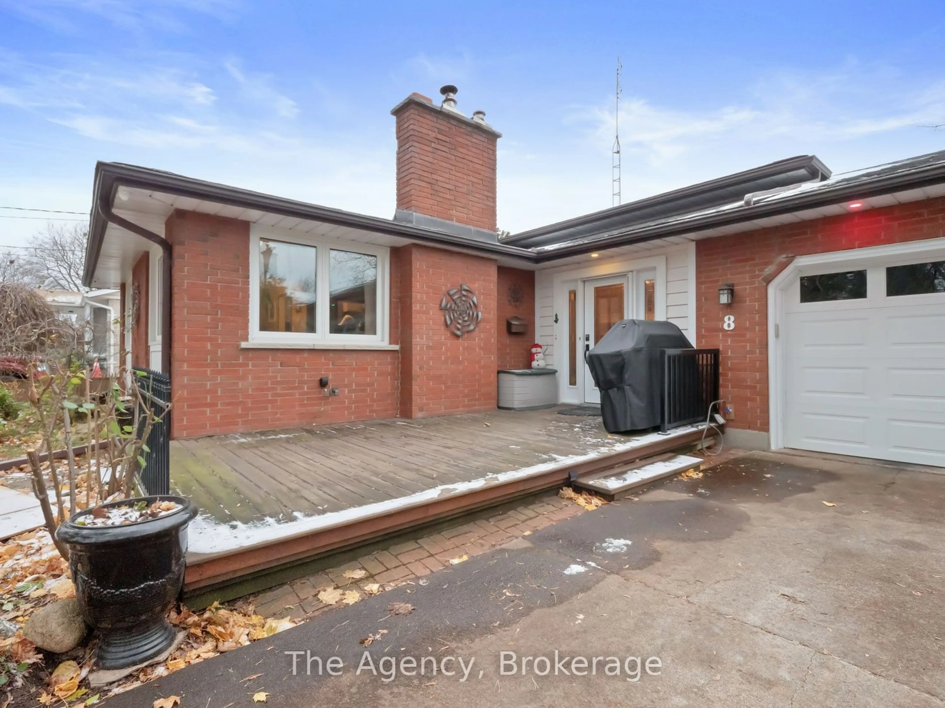 A pic from outside/outdoor area/front of a property/back of a property/a pic from drone, street for 8 St Louis Pl, St. Catharines Ontario L2M 1K2