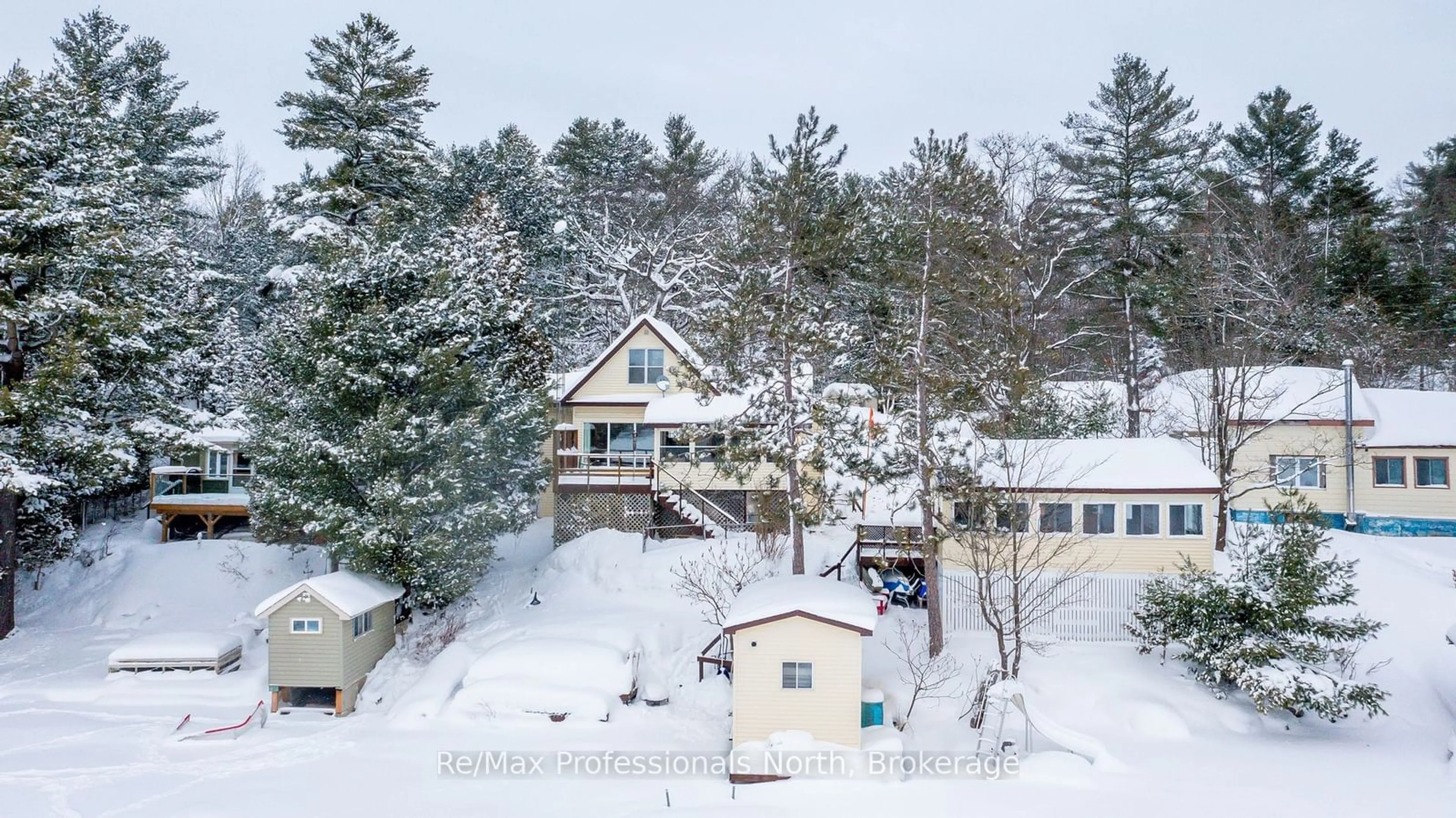 A pic from outside/outdoor area/front of a property/back of a property/a pic from drone, unknown for 1055 EVANSWOOD Dr, Gravenhurst Ontario P0E 1G0