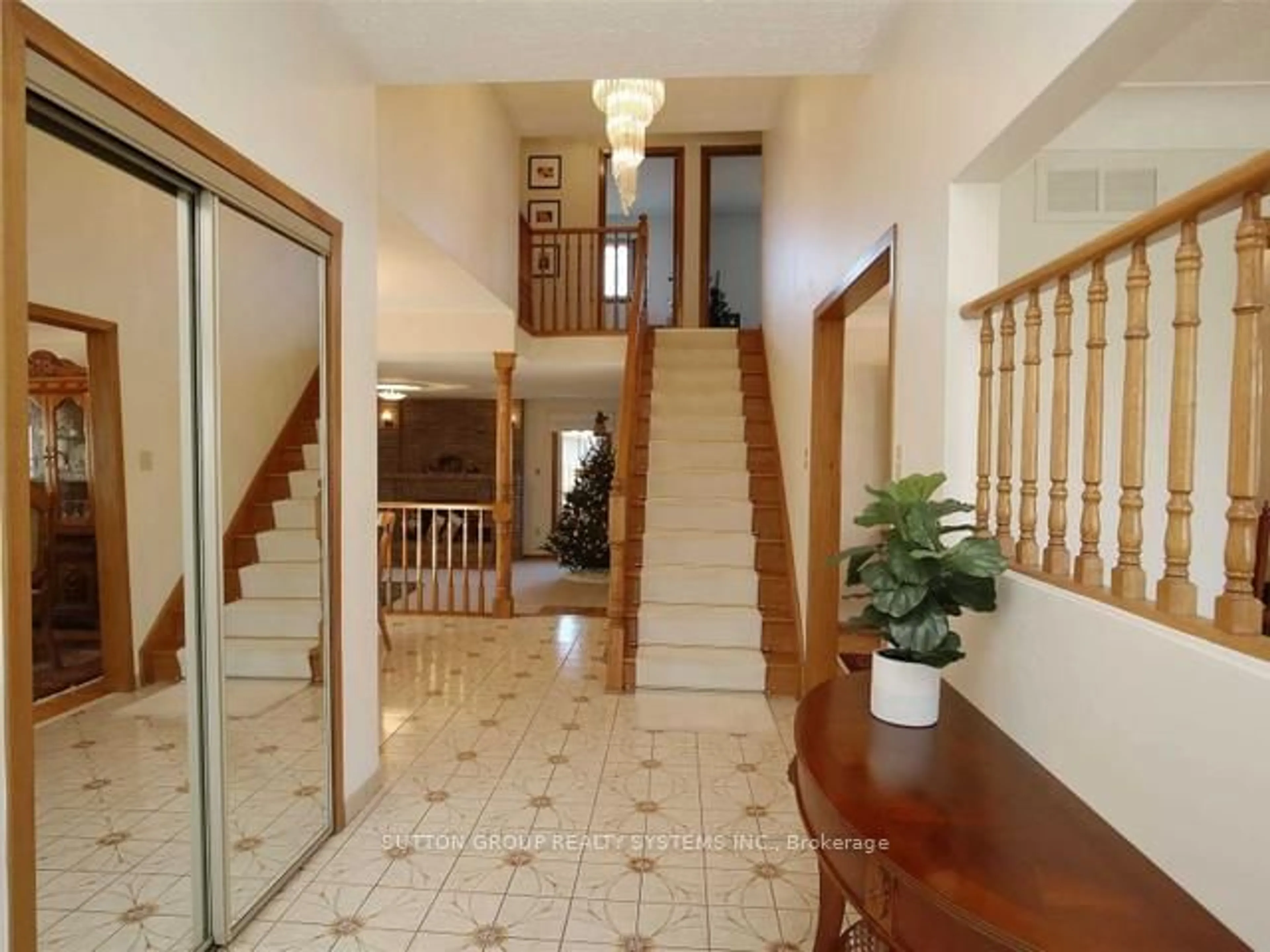 Indoor foyer for 101 Henley Dr, Hamilton Ontario L8E 4M3