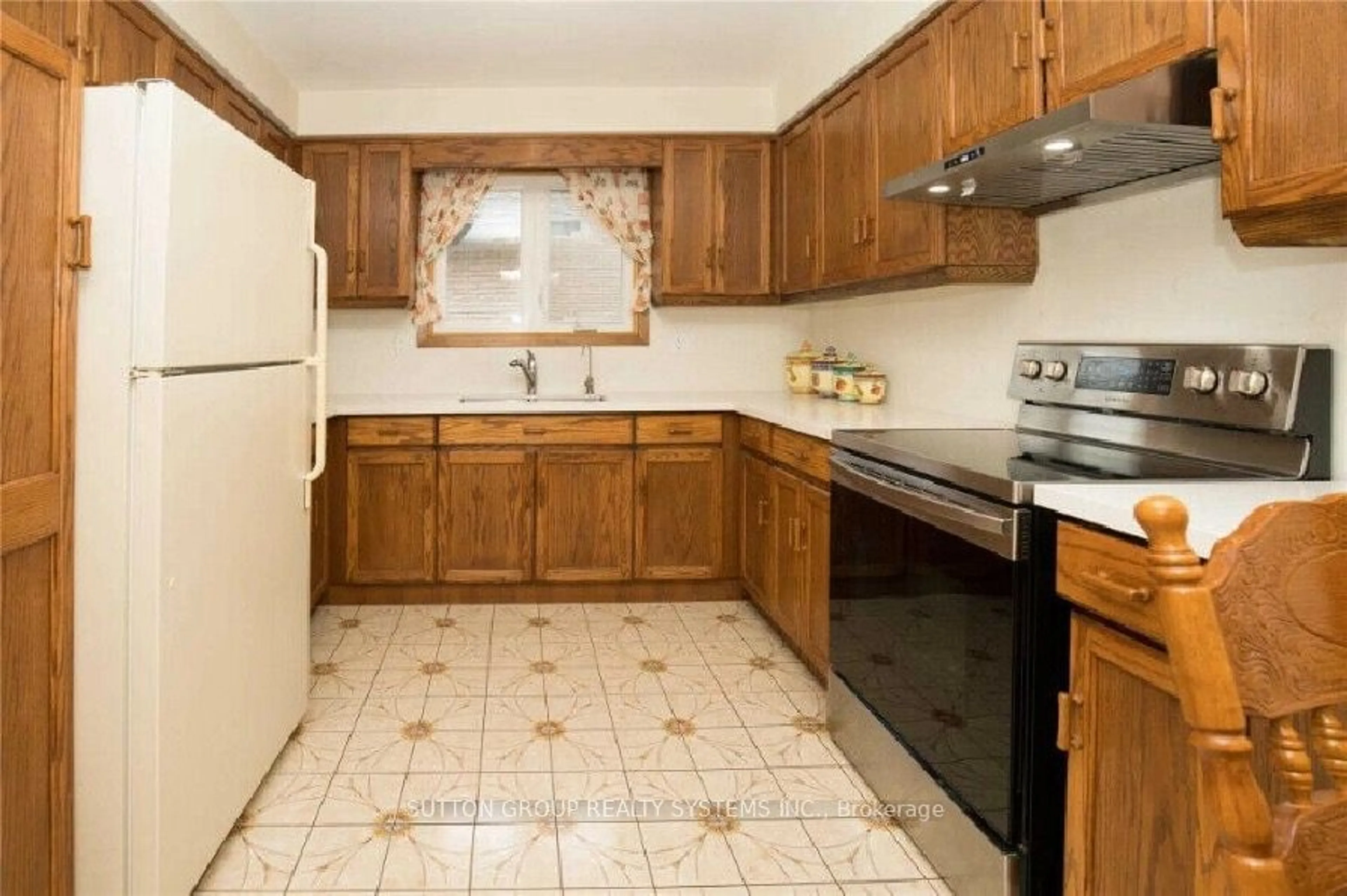 Standard kitchen, ceramic/tile floor for 101 Henley Dr, Hamilton Ontario L8E 4M3