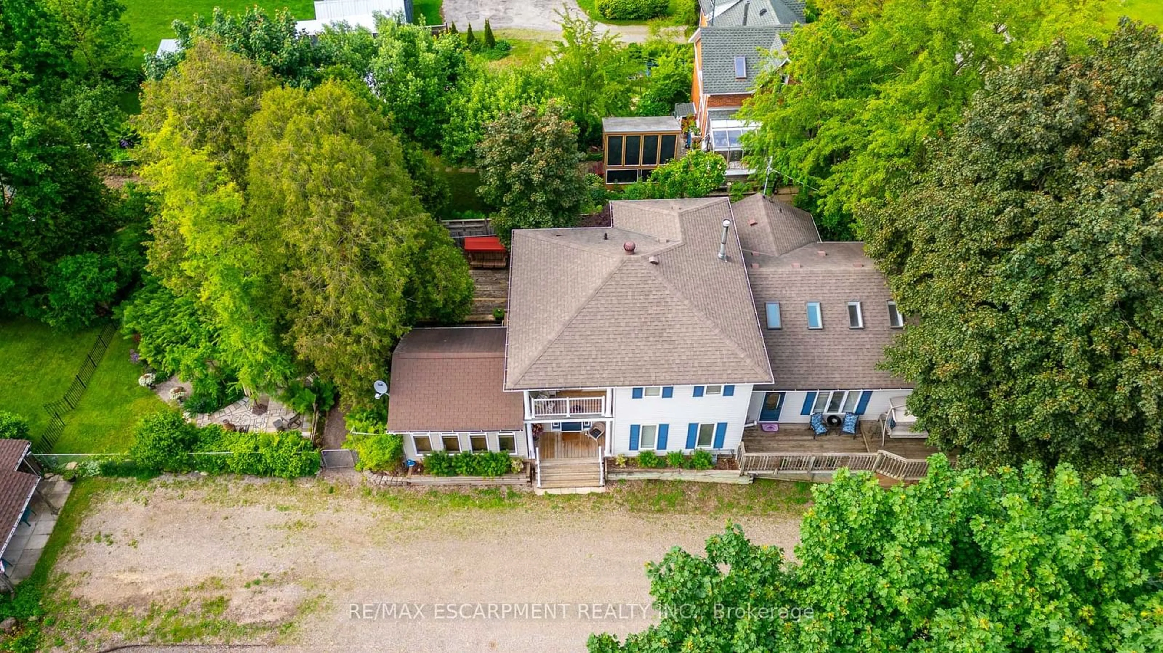 A pic from outside/outdoor area/front of a property/back of a property/a pic from drone, street for 956 Lynden Rd, Hamilton Ontario L0R 1T0