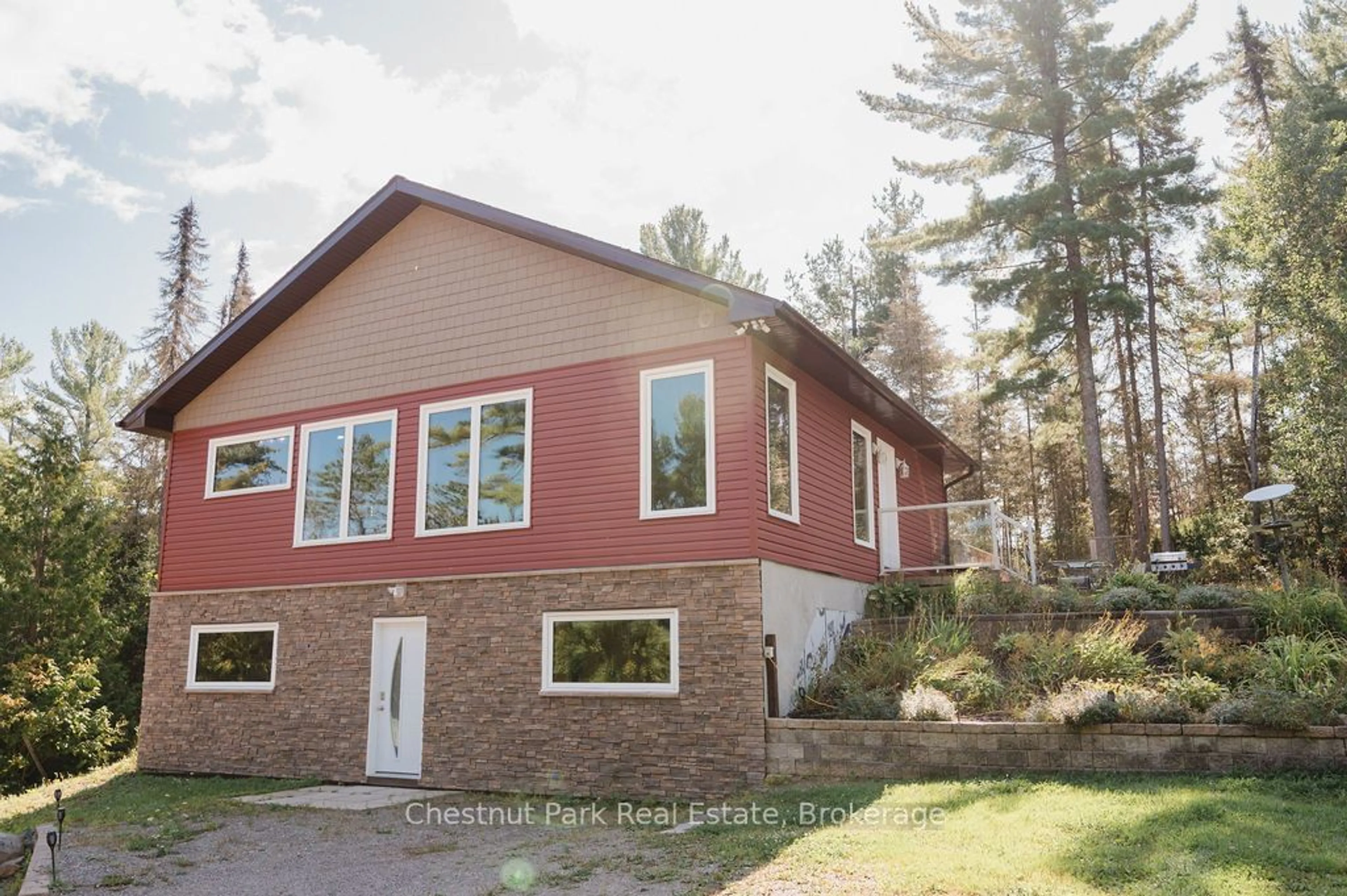 Home with vinyl exterior material, unknown for 4574 Highway 11, Temagami Ontario P0H 2H0