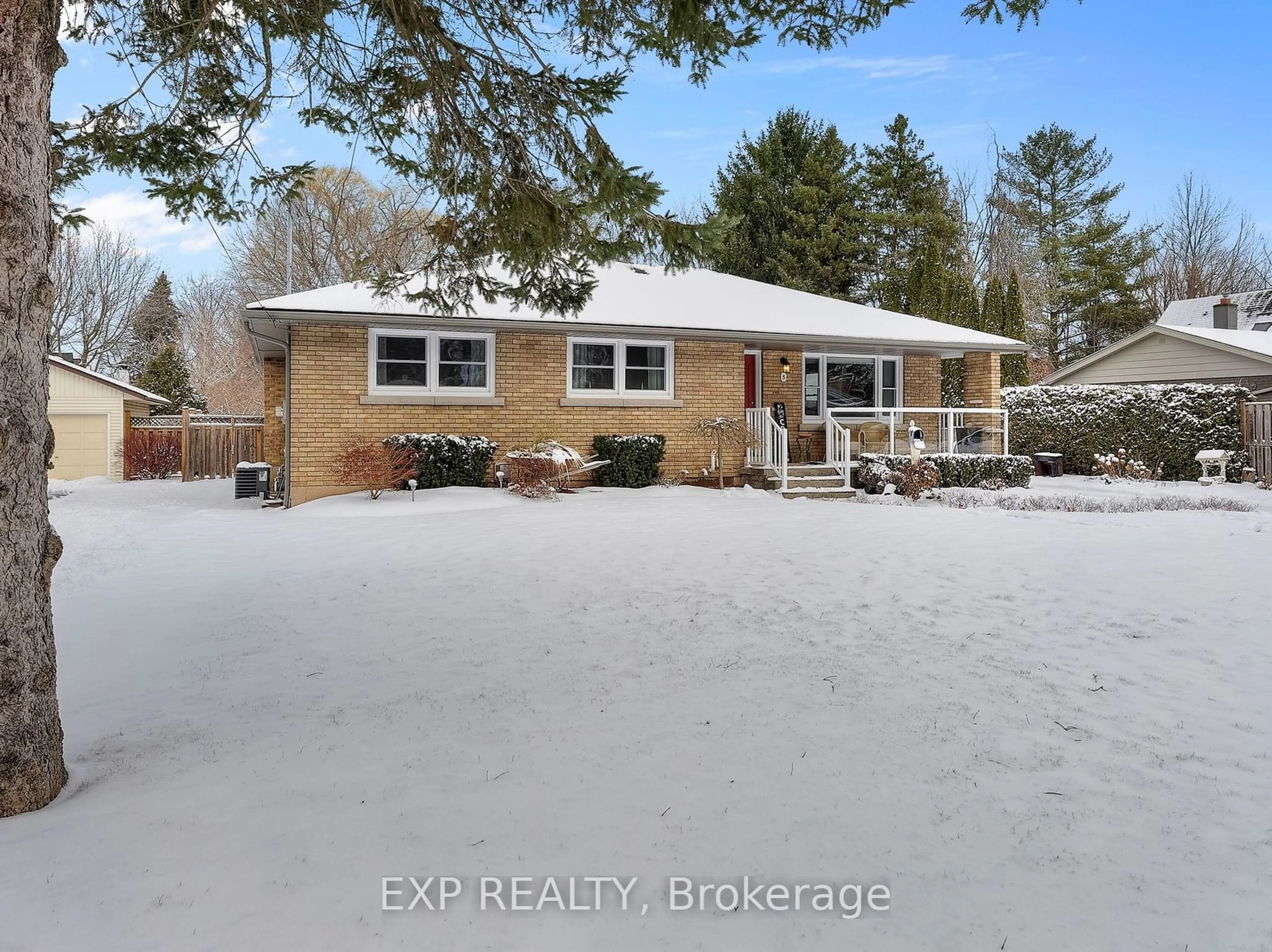 A pic from outside/outdoor area/front of a property/back of a property/a pic from drone, unknown for 5 Pine St, Niagara-on-the-Lake Ontario L0S 1T0