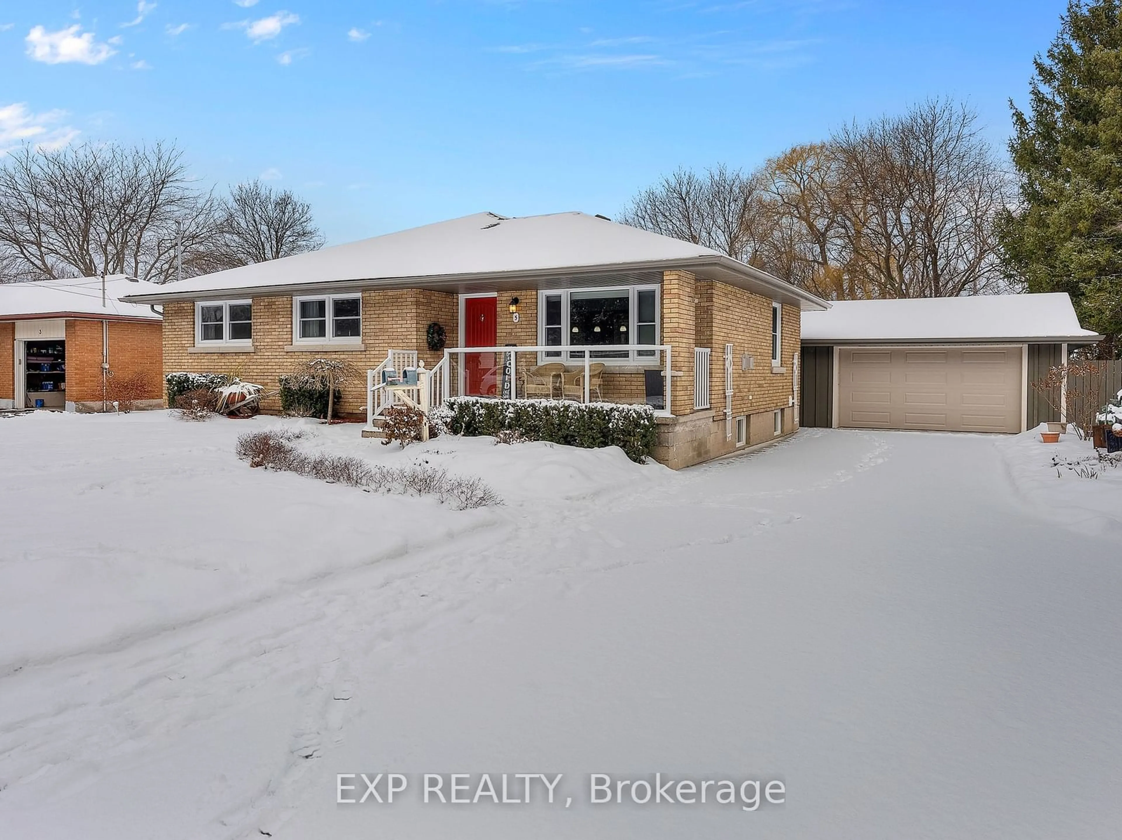 A pic from outside/outdoor area/front of a property/back of a property/a pic from drone, street for 5 Pine St, Niagara-on-the-Lake Ontario L0S 1T0