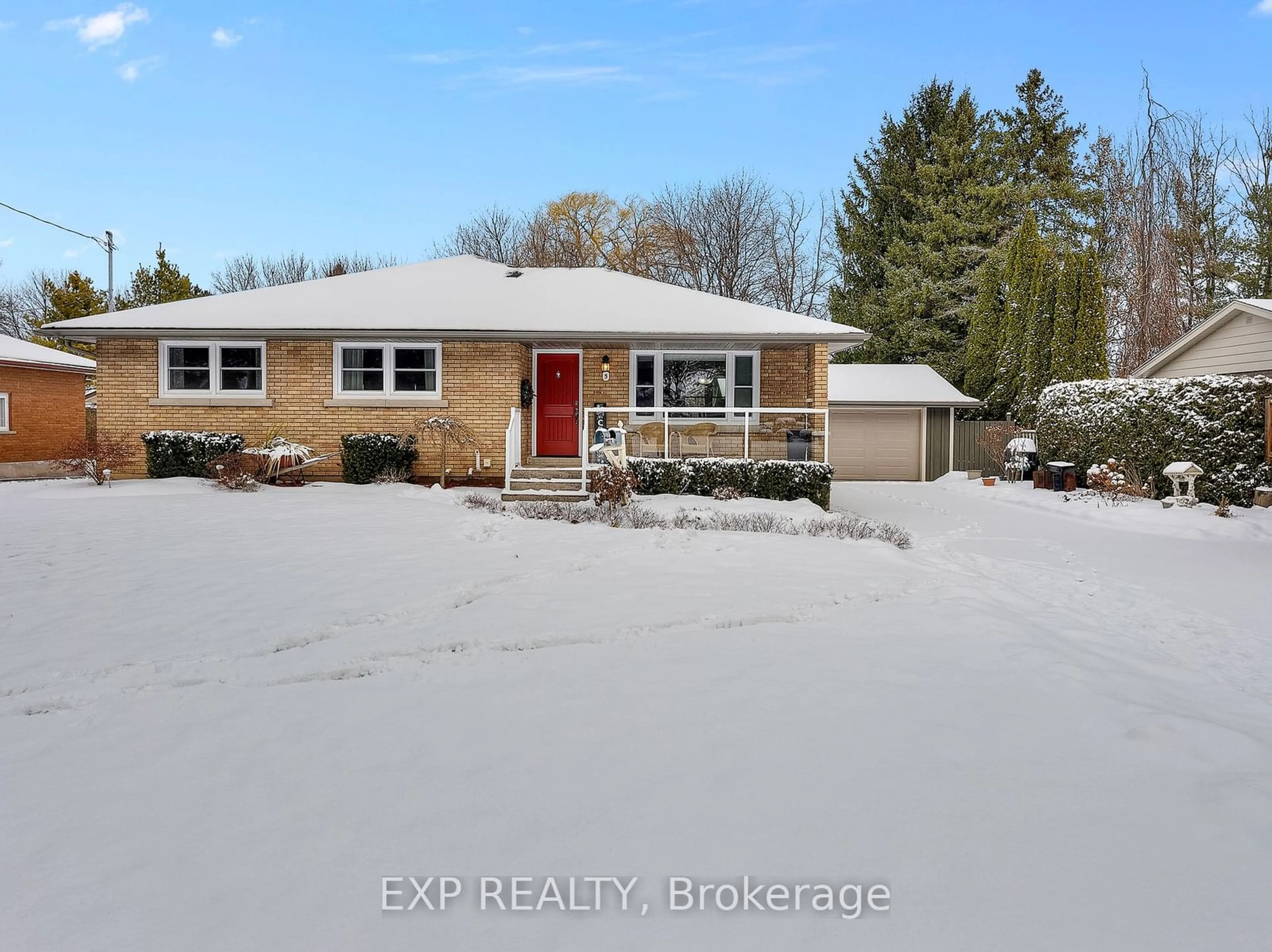 Home with vinyl exterior material, street for 5 Pine St, Niagara-on-the-Lake Ontario L0S 1T0