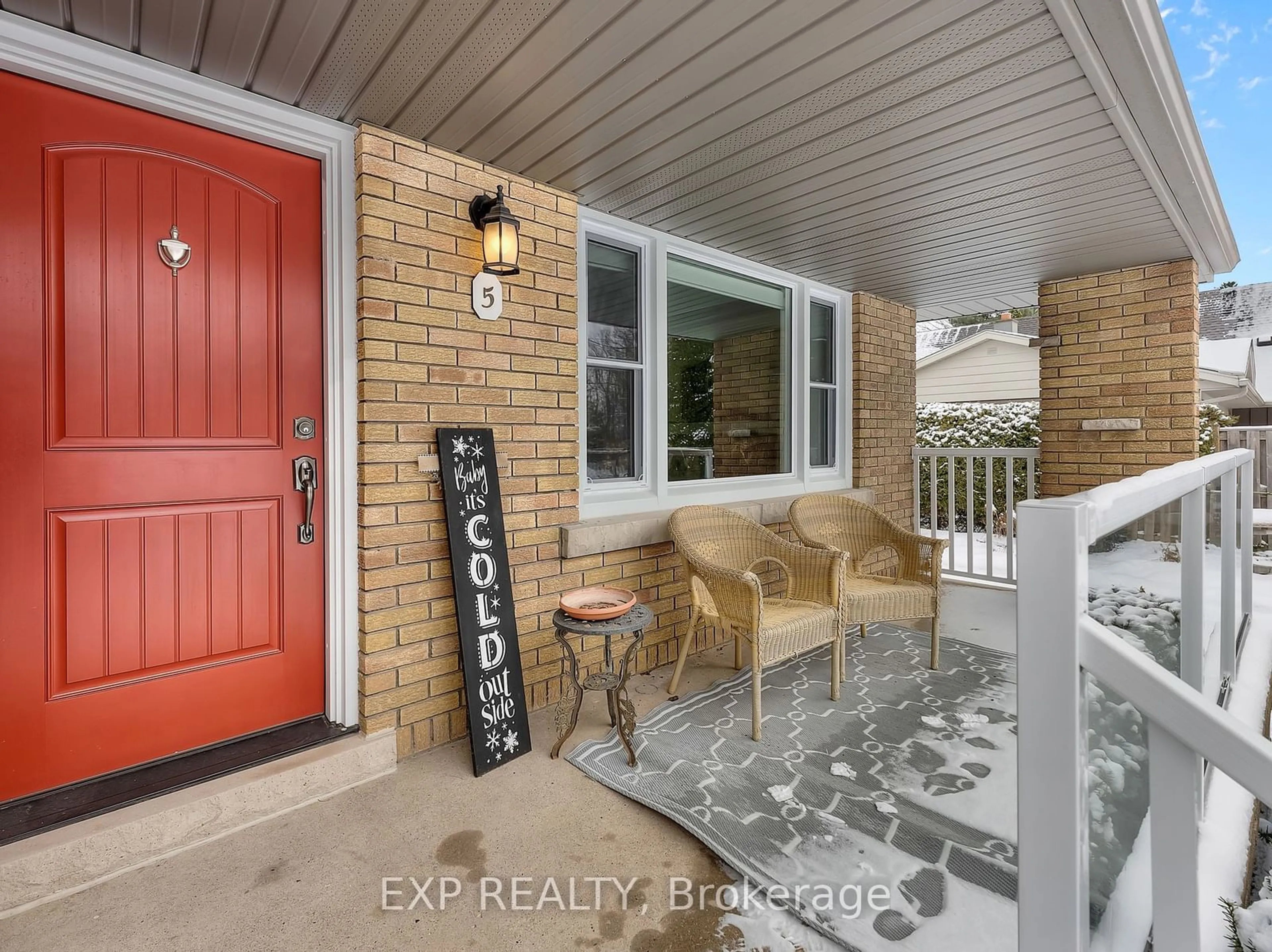 Indoor entryway for 5 Pine St, Niagara-on-the-Lake Ontario L0S 1T0