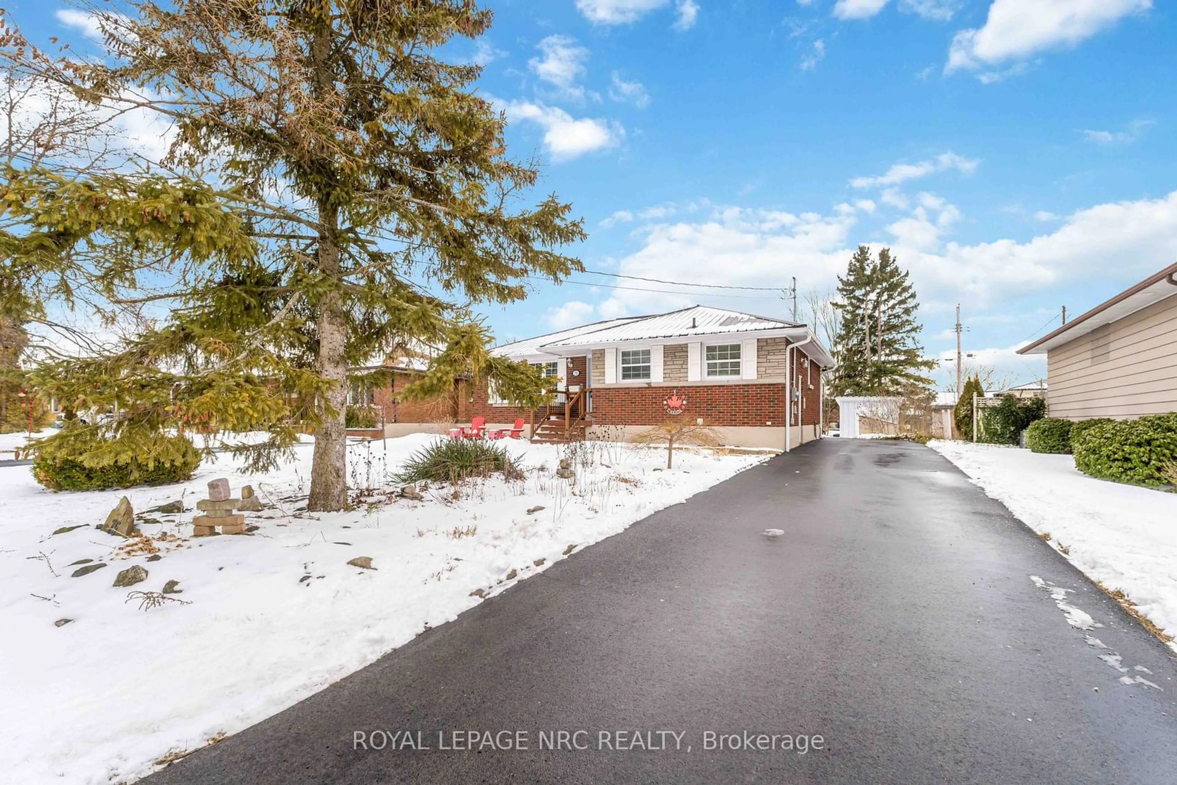 A pic from outside/outdoor area/front of a property/back of a property/a pic from drone, street for 75 Michael Dr, Port Colborne Ontario L3K 3C4