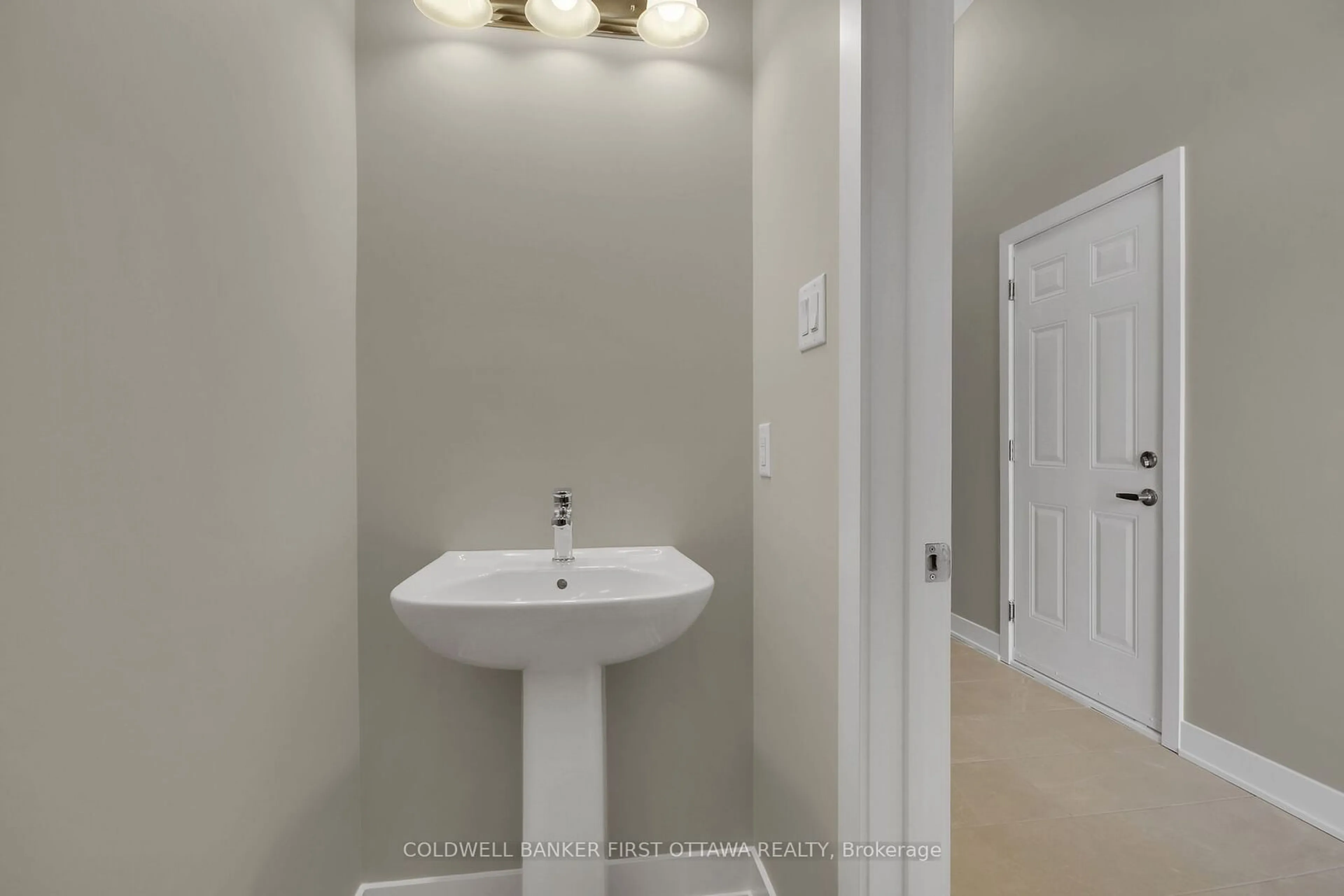 Standard bathroom, ceramic/tile floor for 444 Thomas St, Carleton Place Ontario K7C 3Z4