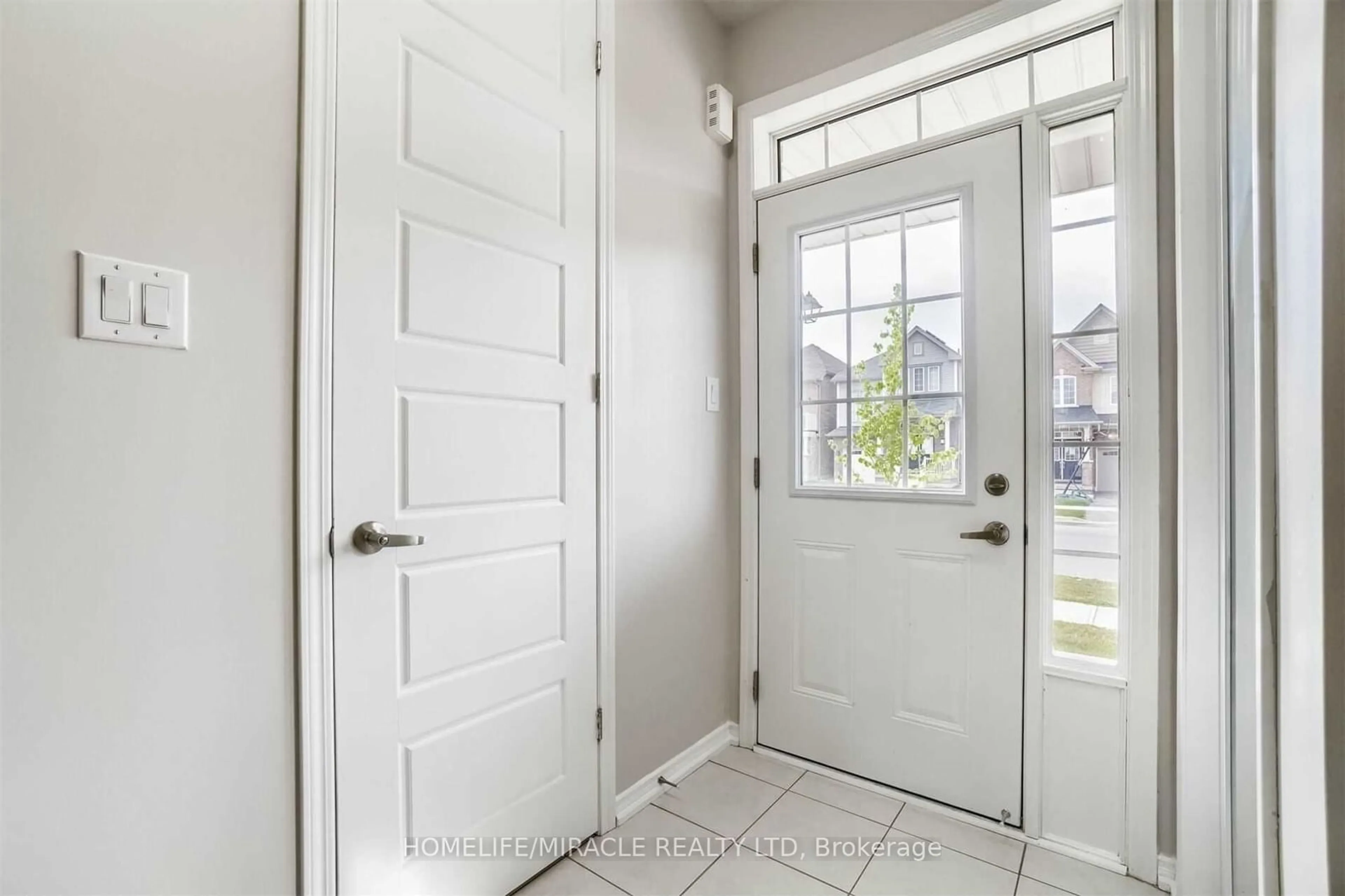 Indoor entryway for 123 Longboat Run, Brantford Ontario N3T 0R8