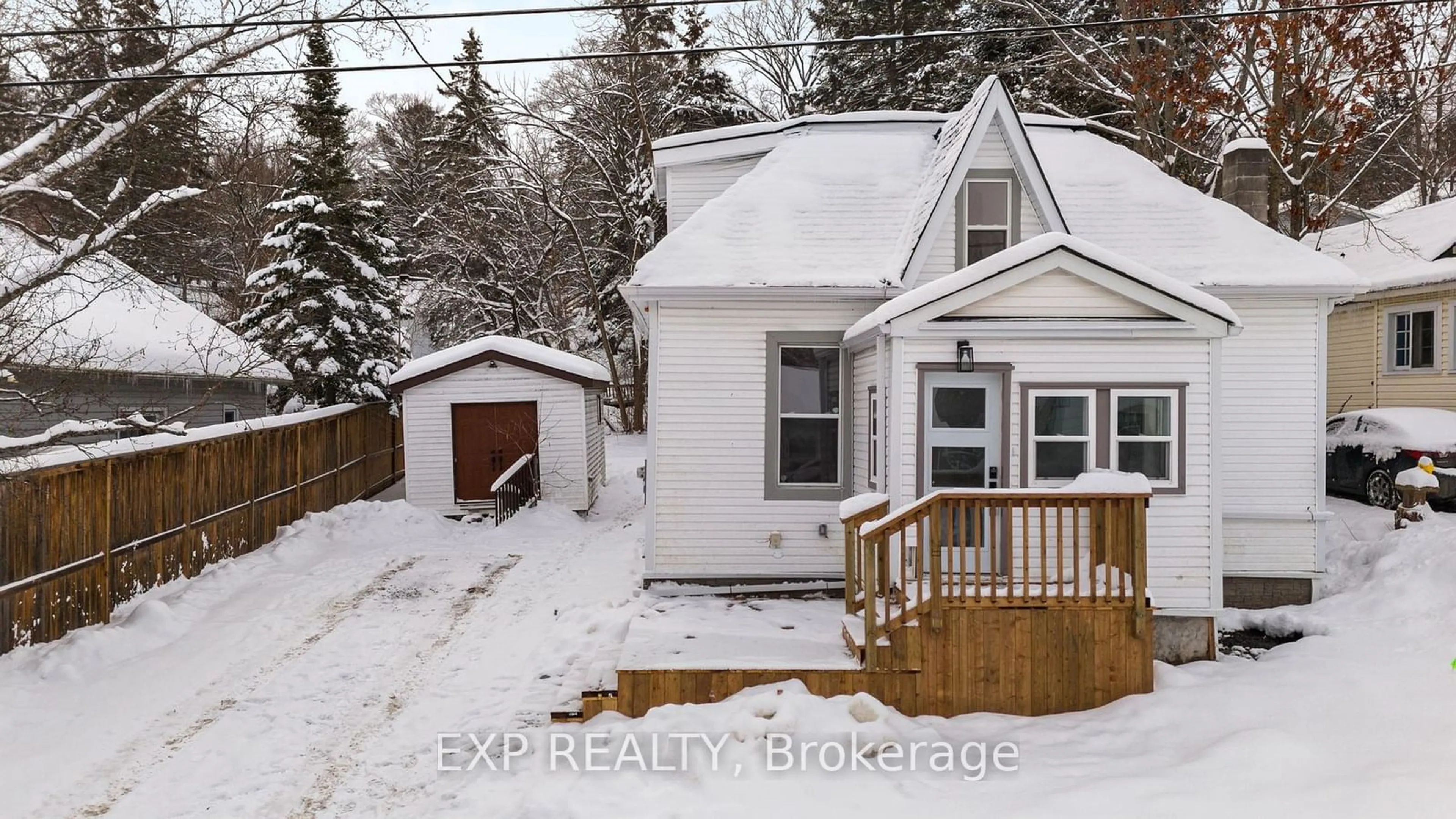 A pic from outside/outdoor area/front of a property/back of a property/a pic from drone, street for 15 Duncan St, Huntsville Ontario P1H 1P6