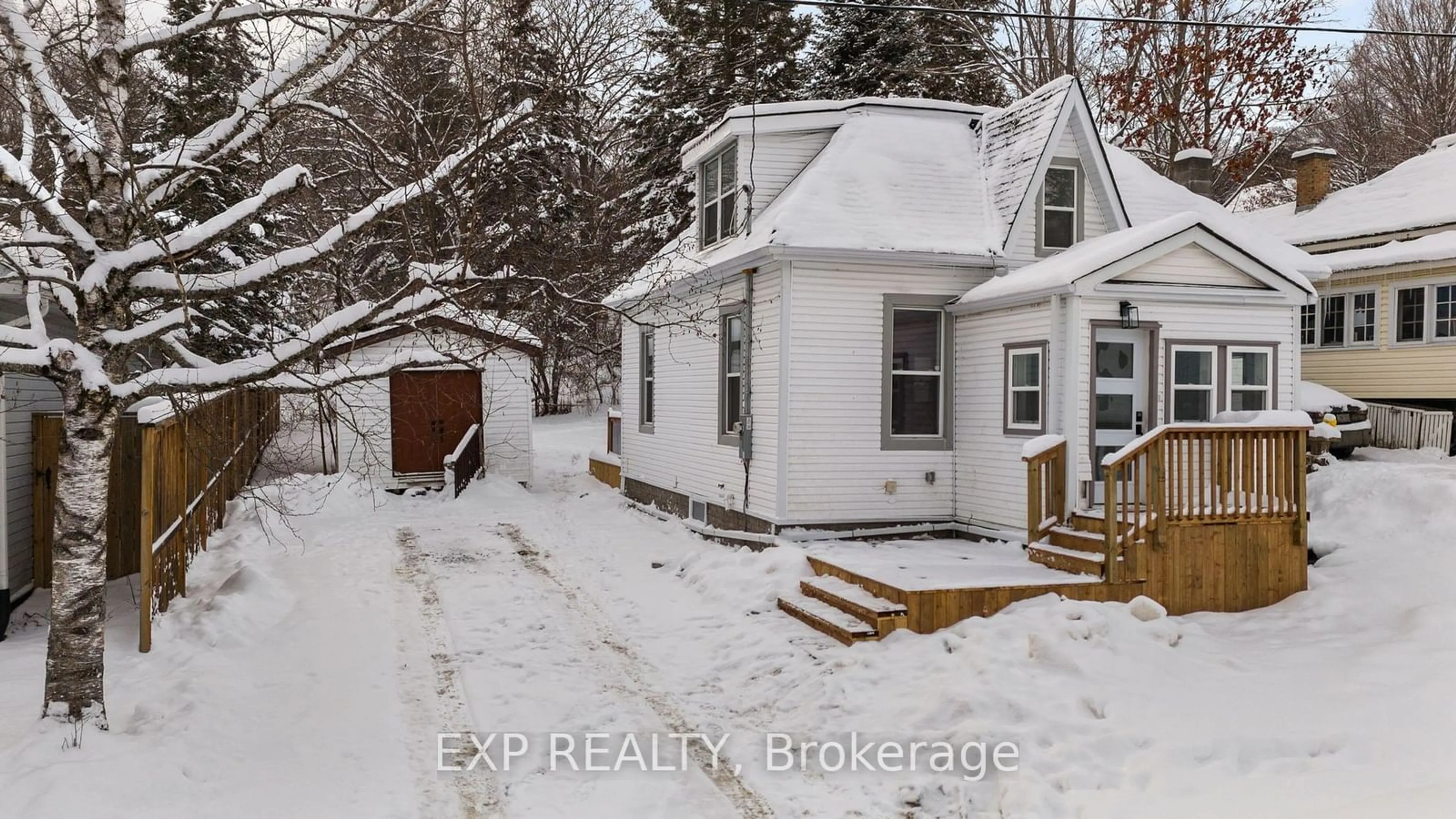 A pic from outside/outdoor area/front of a property/back of a property/a pic from drone, street for 15 Duncan St, Huntsville Ontario P1H 1P6