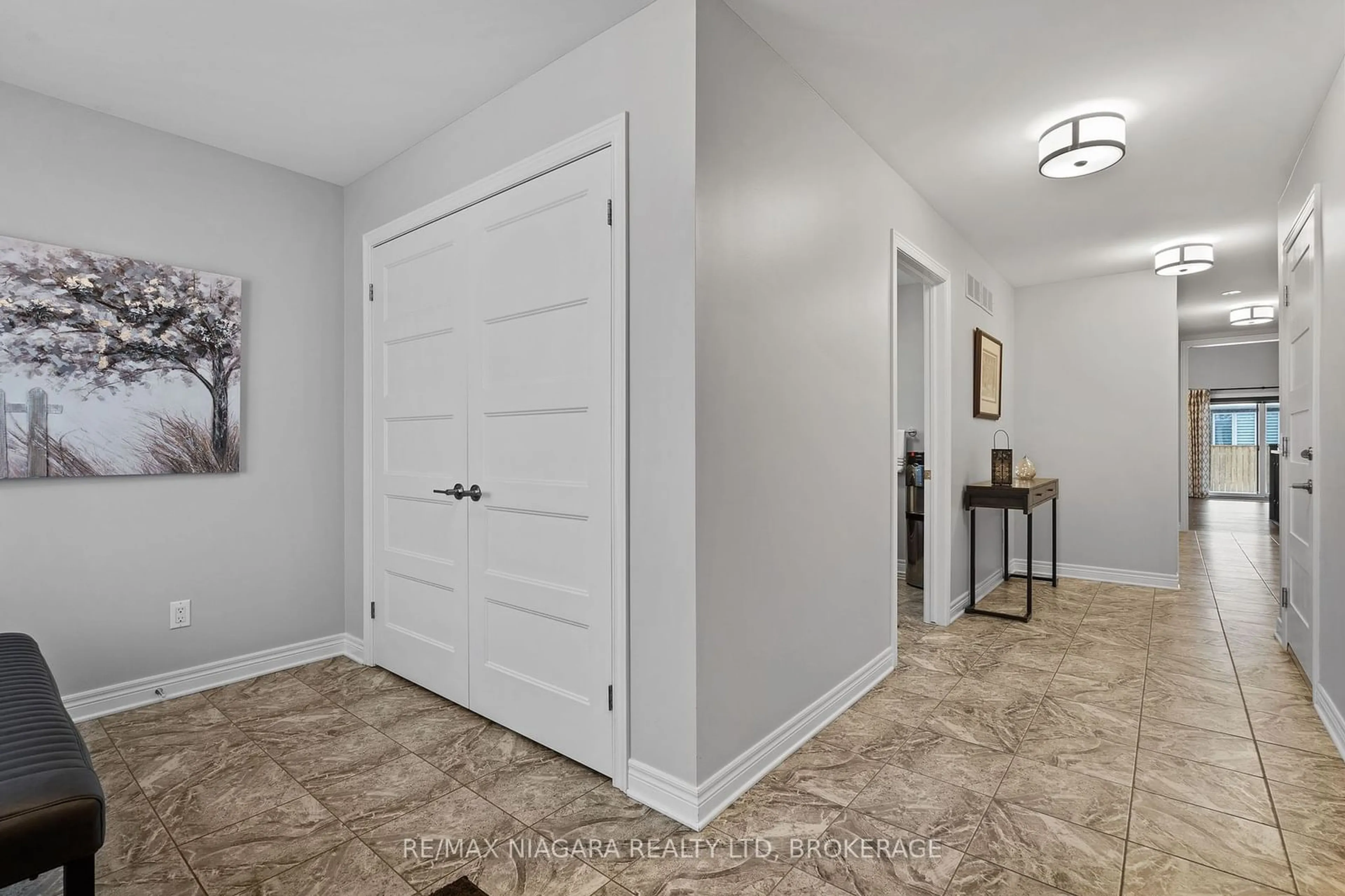 Indoor entryway for 2 EASTMAN GATEWAY, Thorold Ontario L2V 0E2