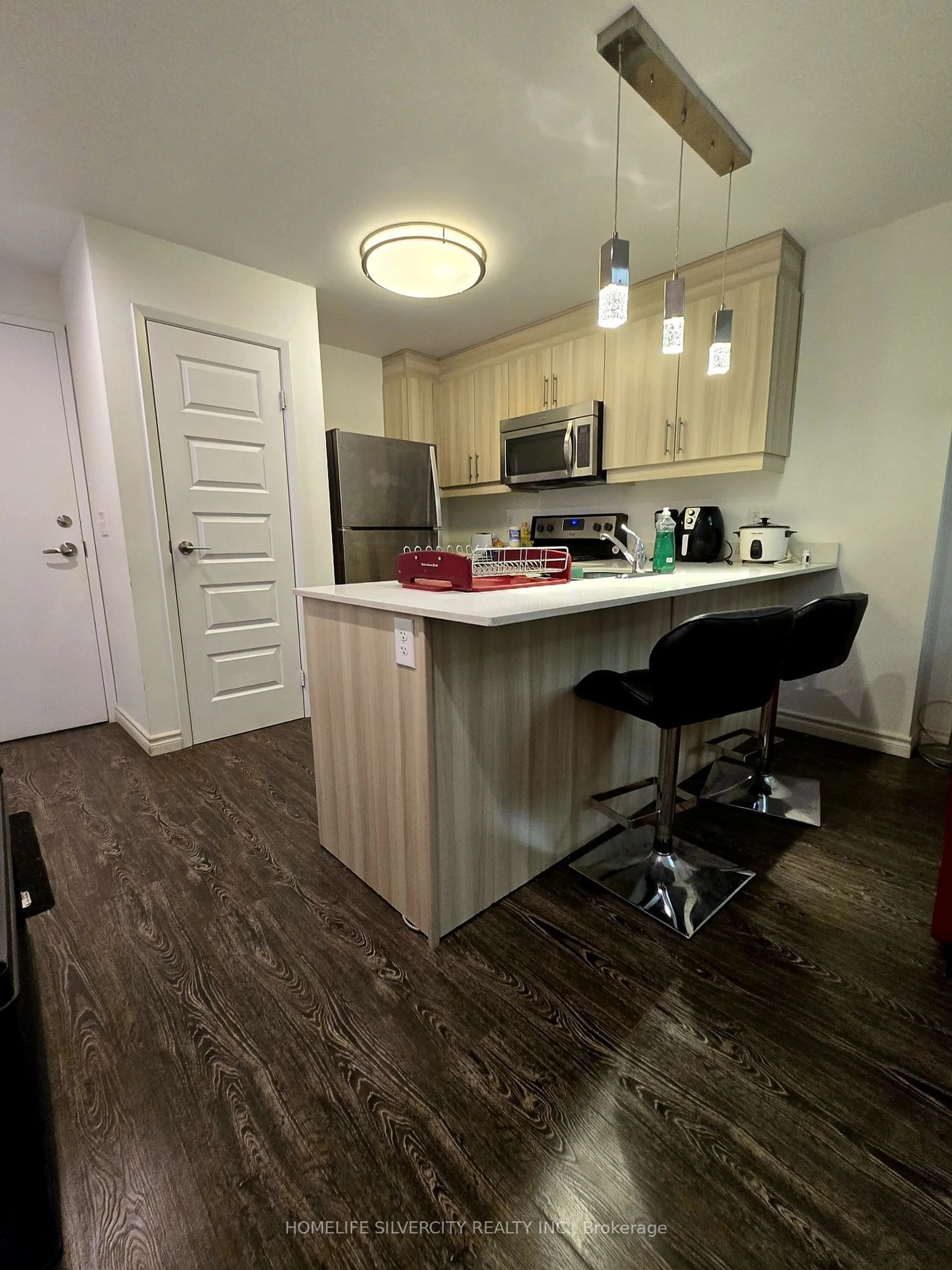 Standard kitchen, wood/laminate floor for 158 King St #905, Waterloo Ontario N2J 2Y2