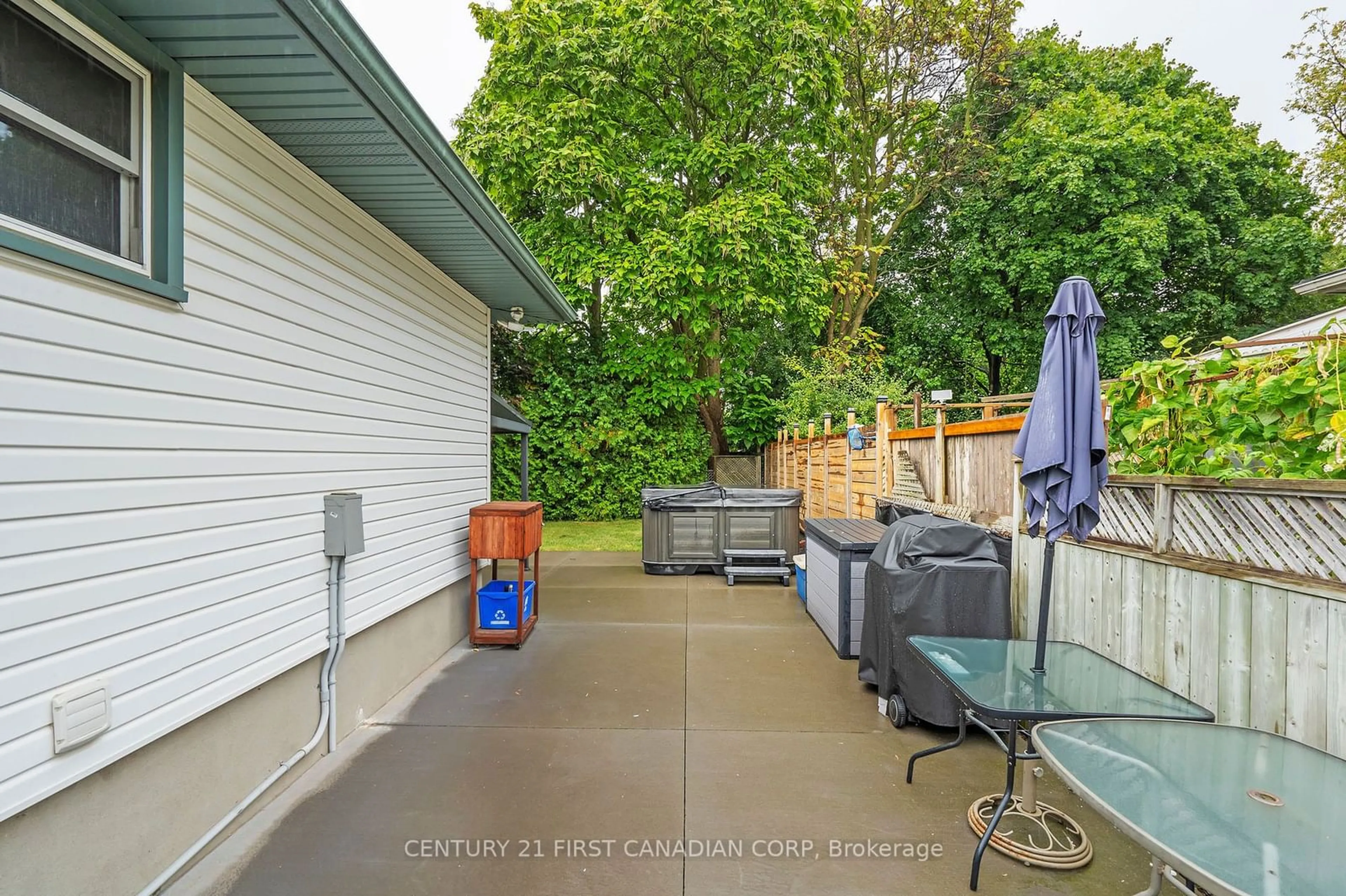 Patio, street for 1055 Osgoode Dr, London Ontario N6E 1E3