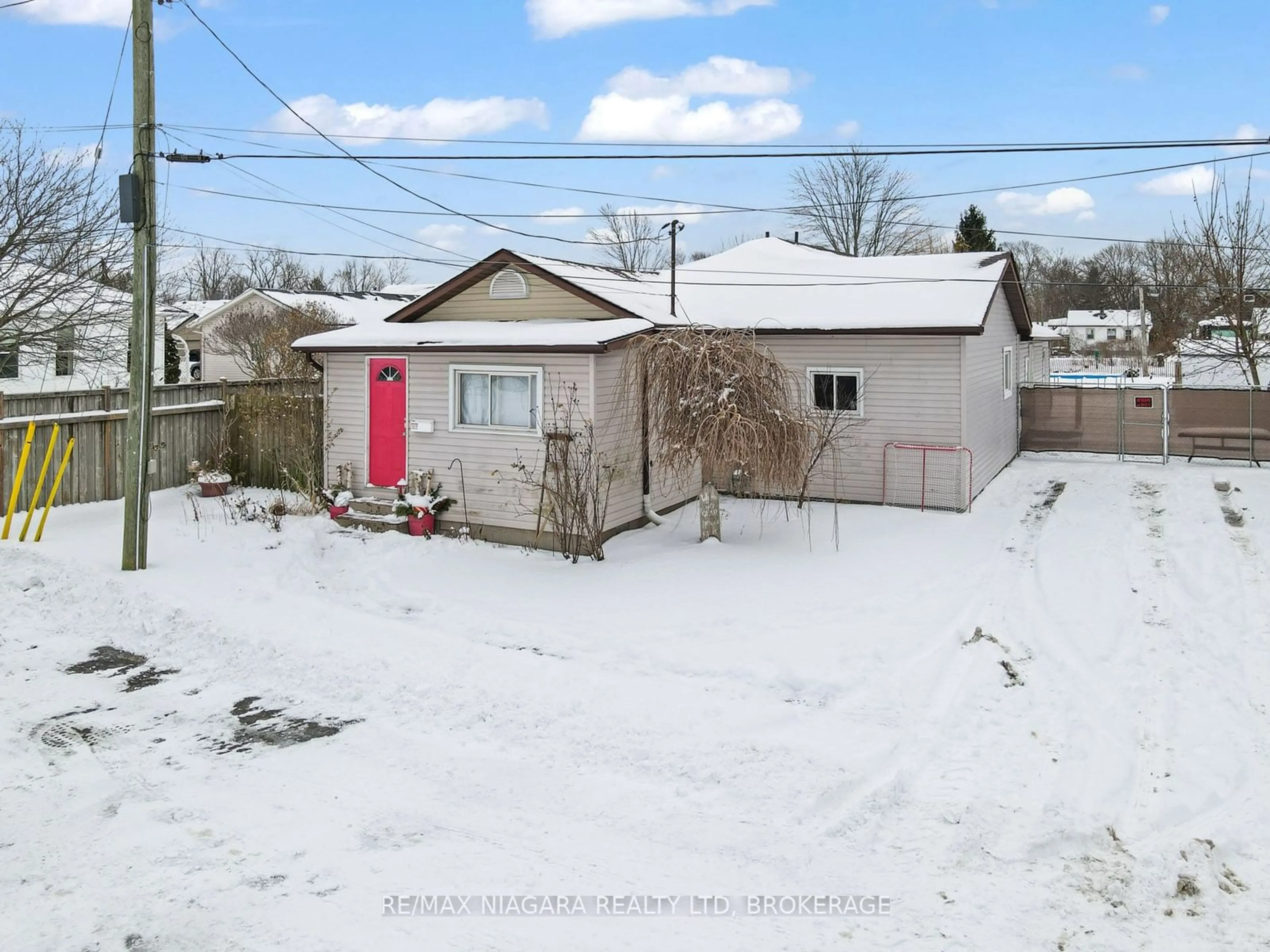 A pic from outside/outdoor area/front of a property/back of a property/a pic from drone, street for 39 Longtent Ave, Fort Erie Ontario L2A 1E2