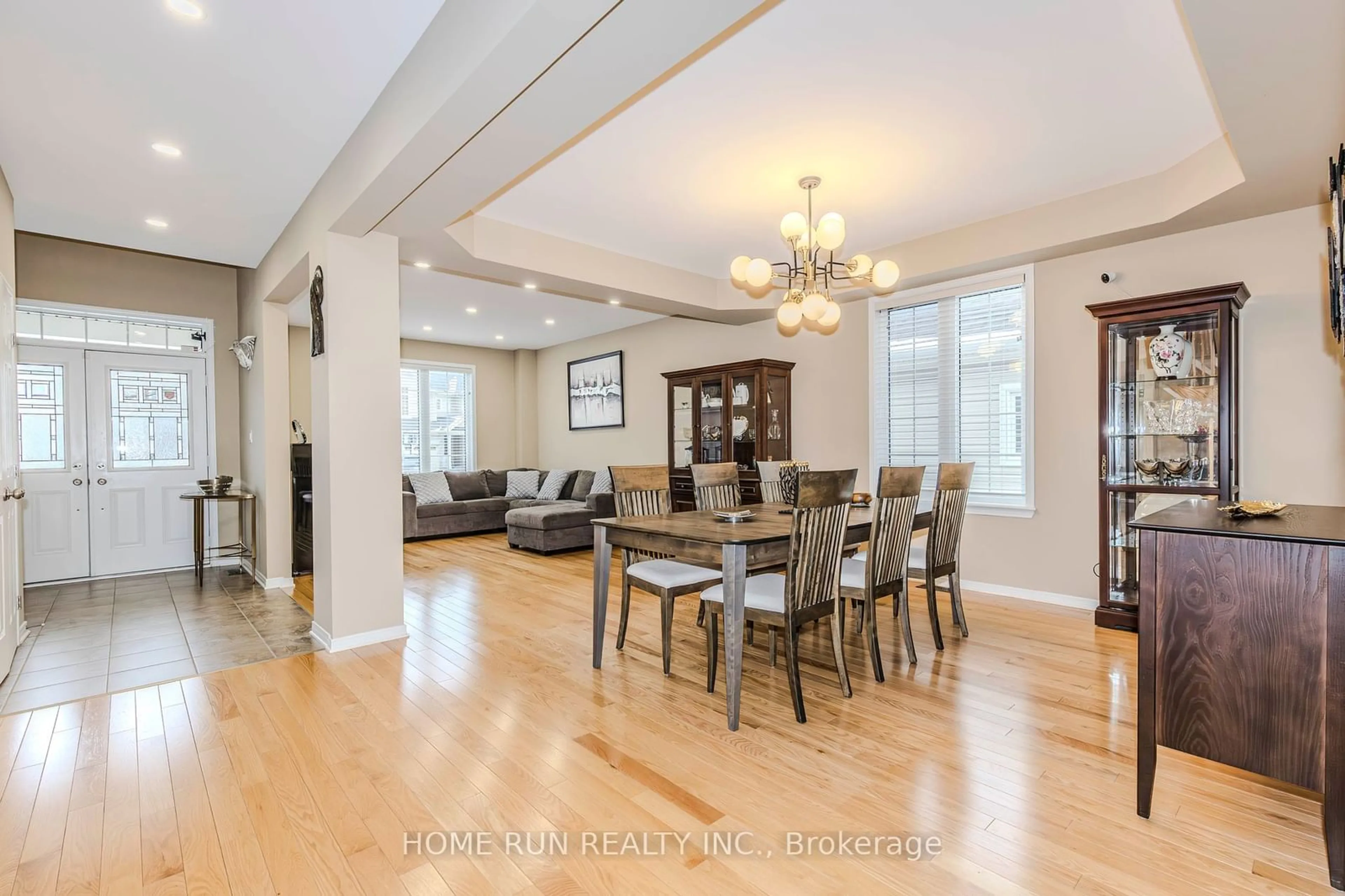 Dining room, wood/laminate floor for 828 KILBIRNIE Dr, Barrhaven Ontario K2J 5T9