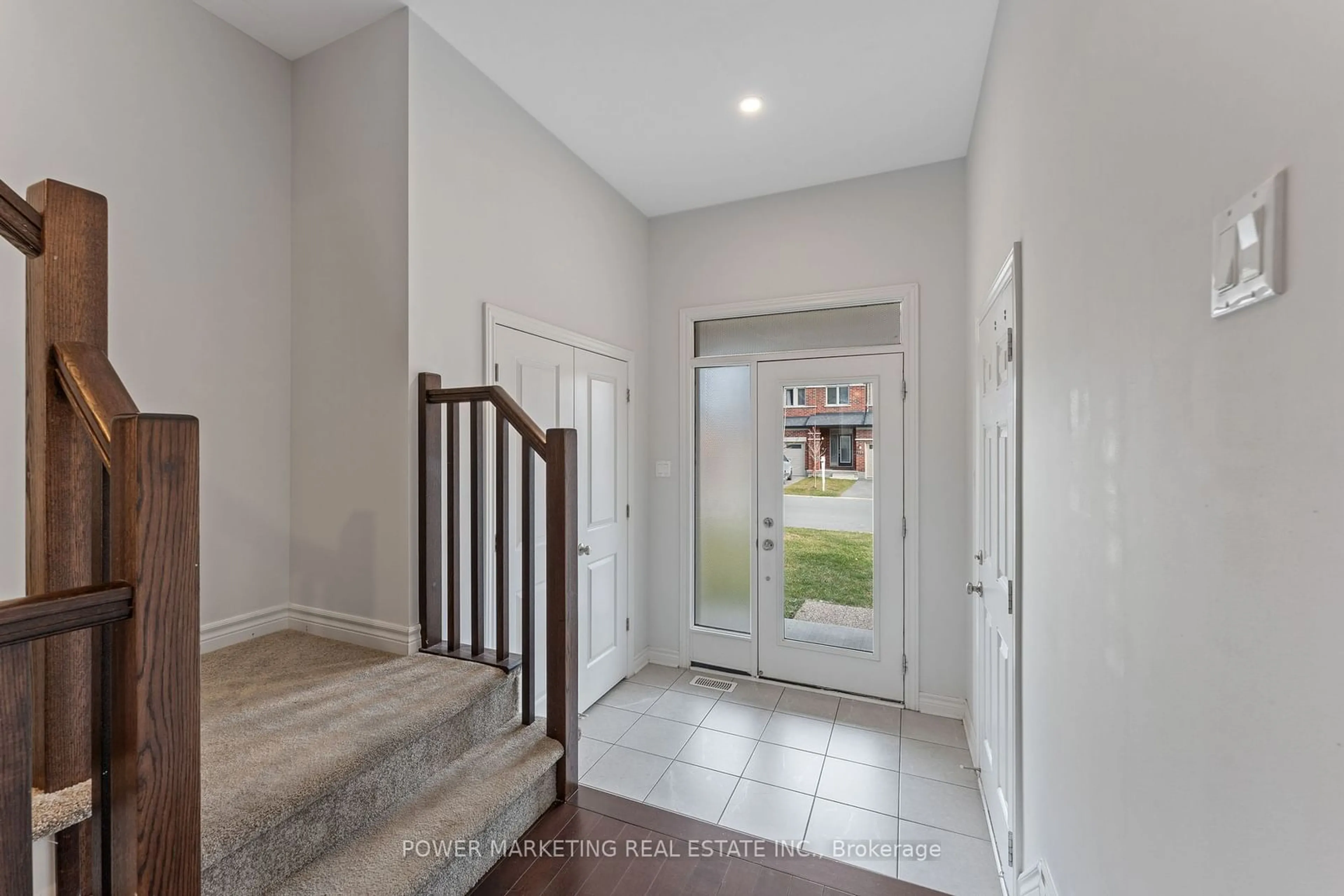 Indoor entryway for 762 Cairn Cres, Orleans - Convent Glen and Area Ontario K1W 0P4