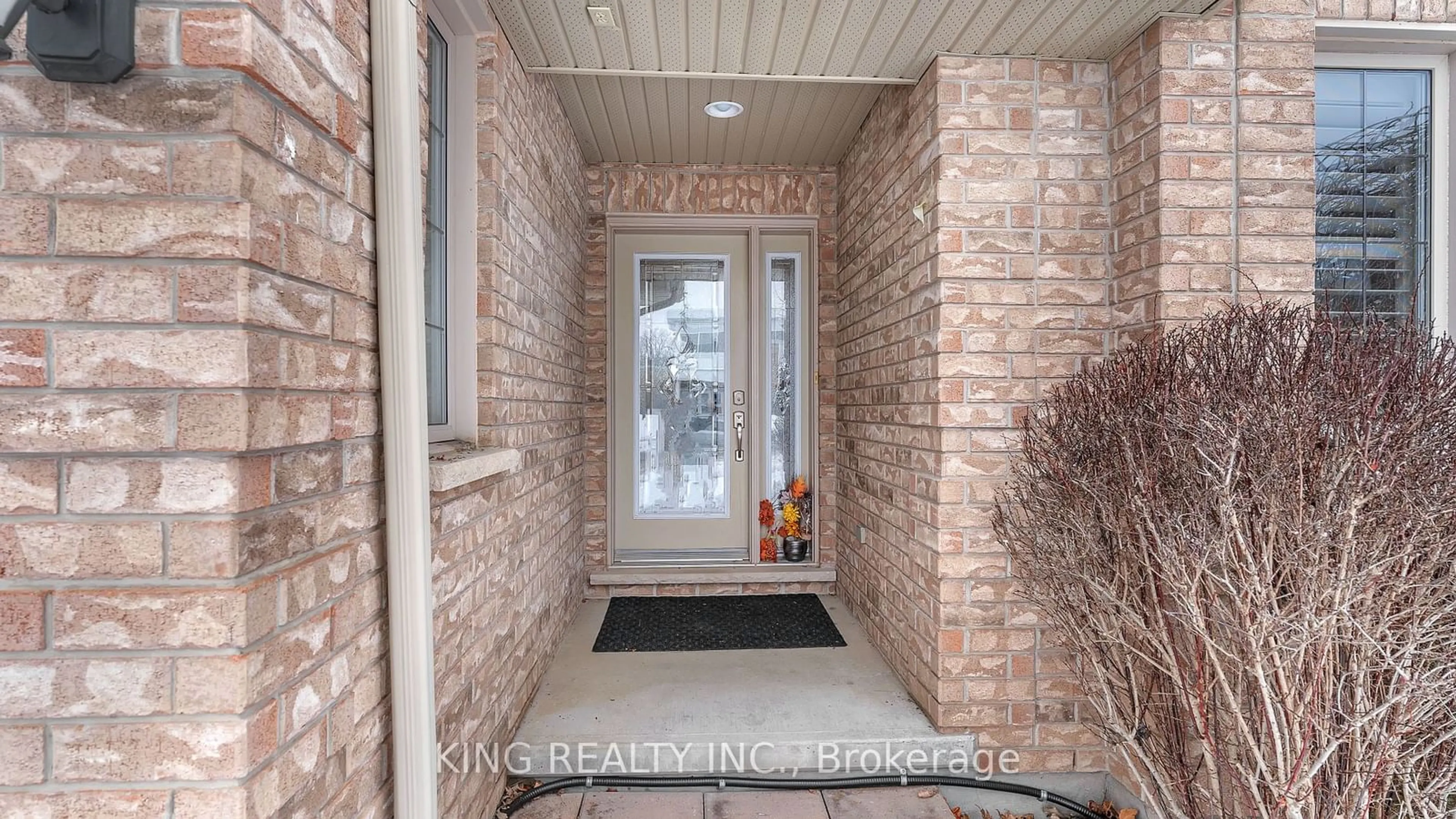 Indoor entryway for 1223 CORONATION Dr, London Ontario N6G 0B4