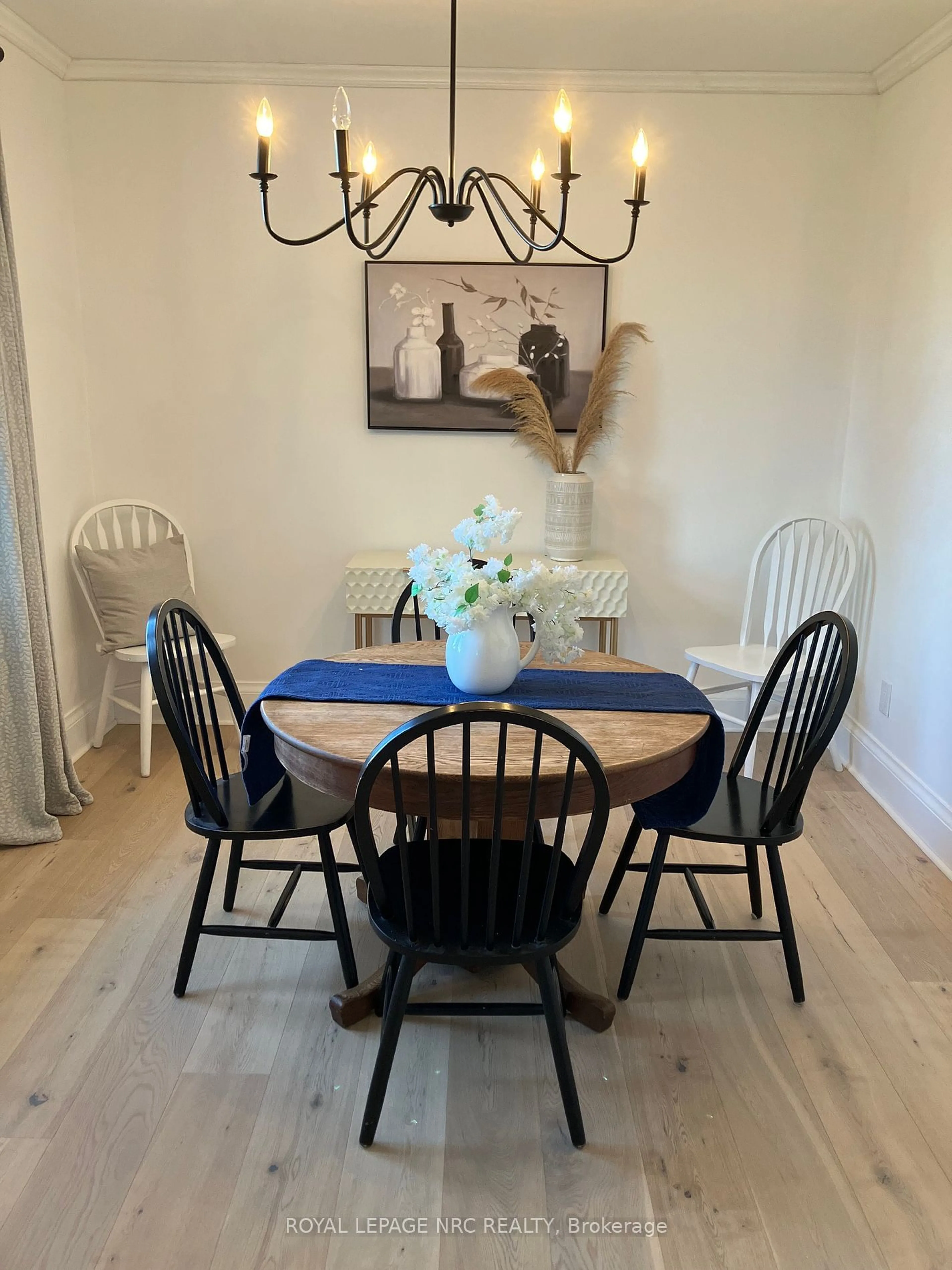 Dining room, wood/laminate floor for 5706 King St, Lincoln Ontario L0R 1B3