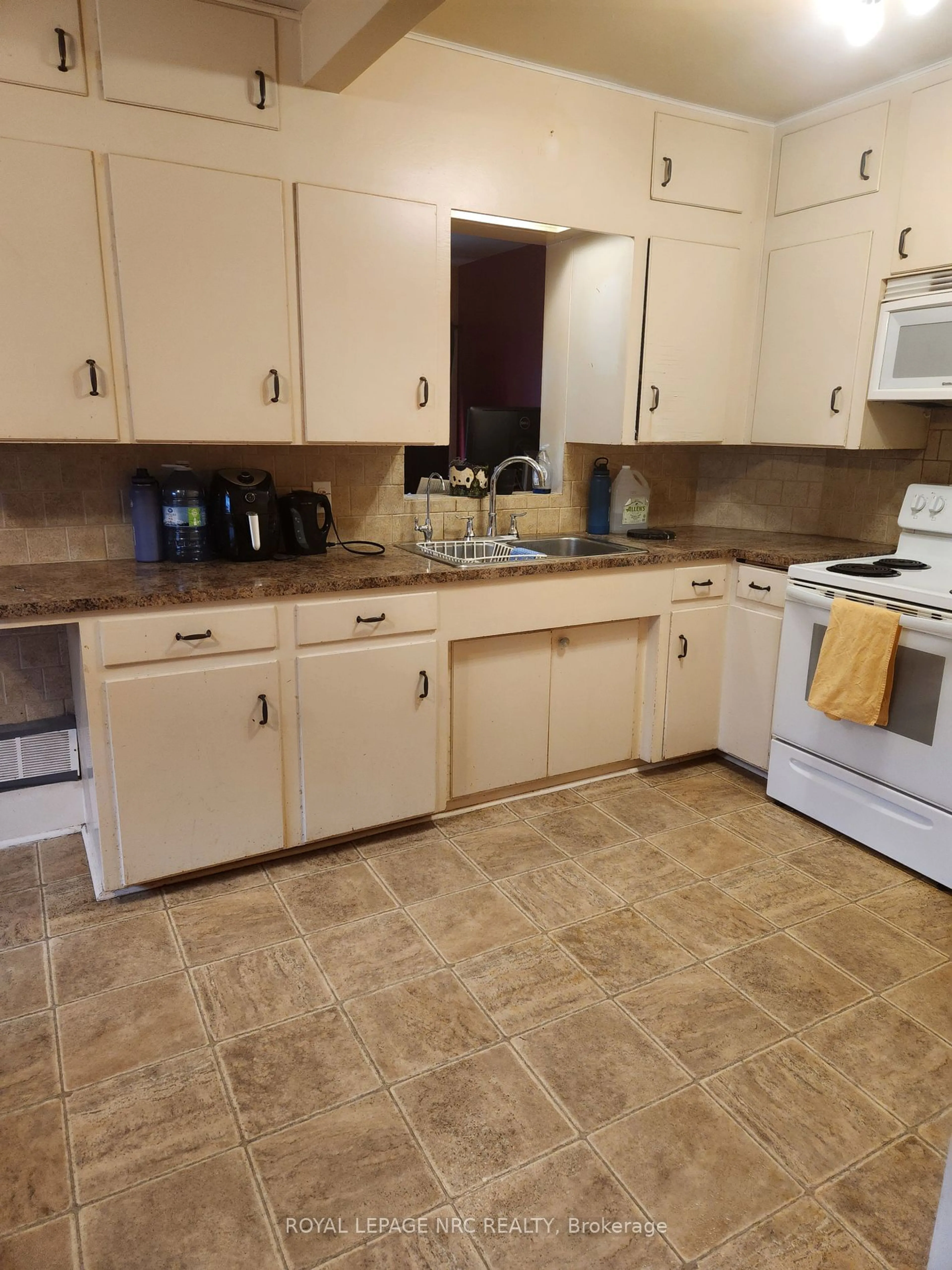 Standard kitchen, ceramic/tile floor for 290 Humboldt Pkwy, Port Colborne Ontario L3K 2H8