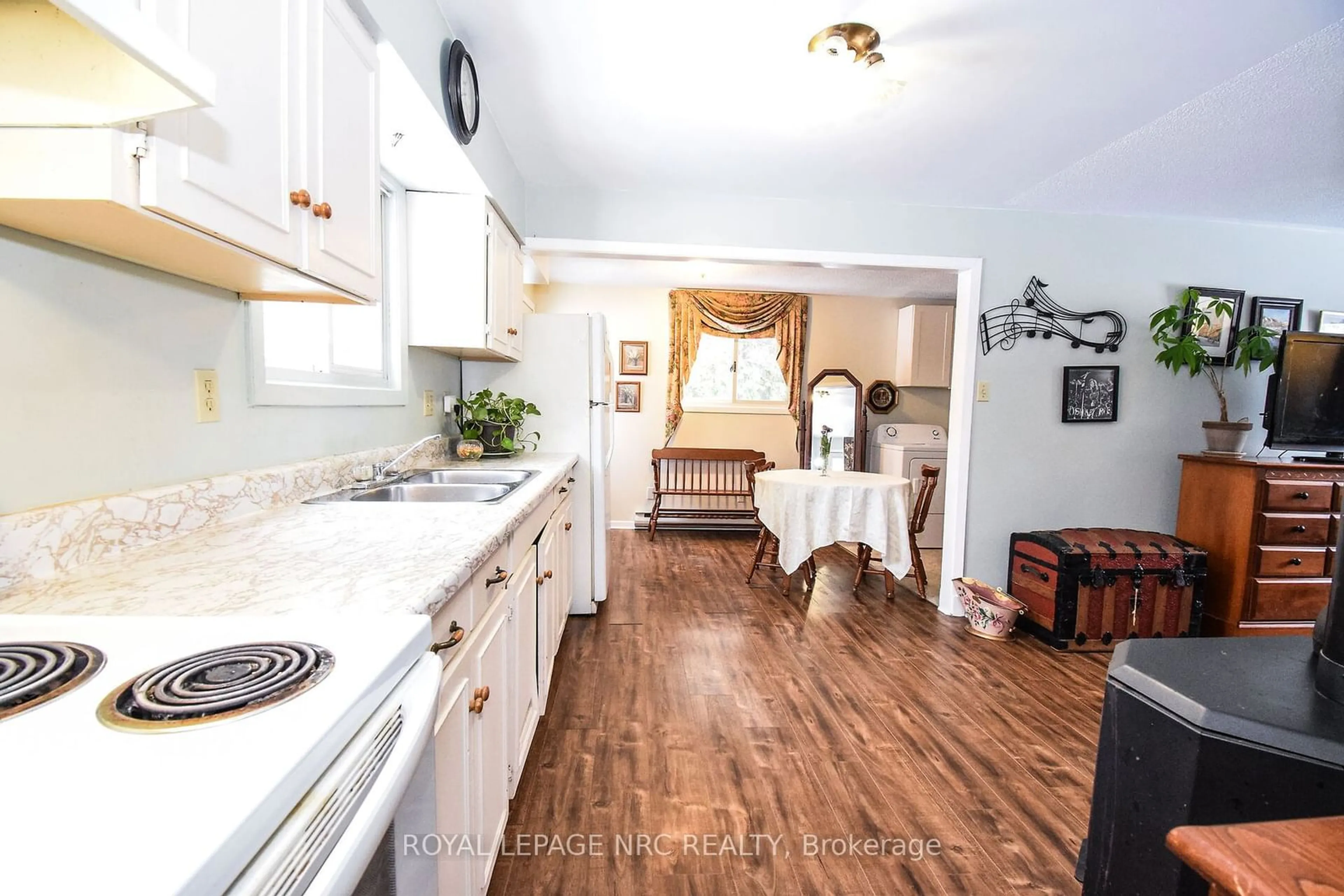 Open concept kitchen, ceramic/tile floor for 1117 Garner Ave, Pelham Ontario L0S 1C0