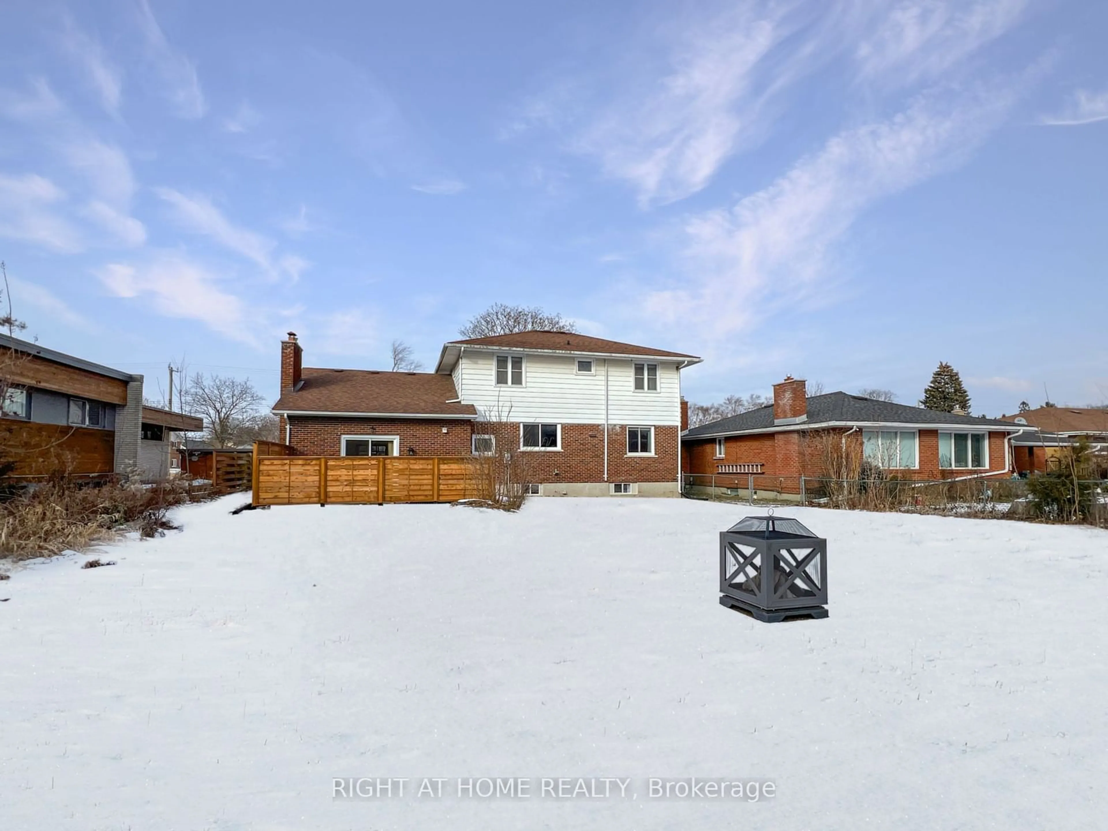 A pic from outside/outdoor area/front of a property/back of a property/a pic from drone, unknown for 531 Victoria Ave, Belleville Ontario K8N 2G6