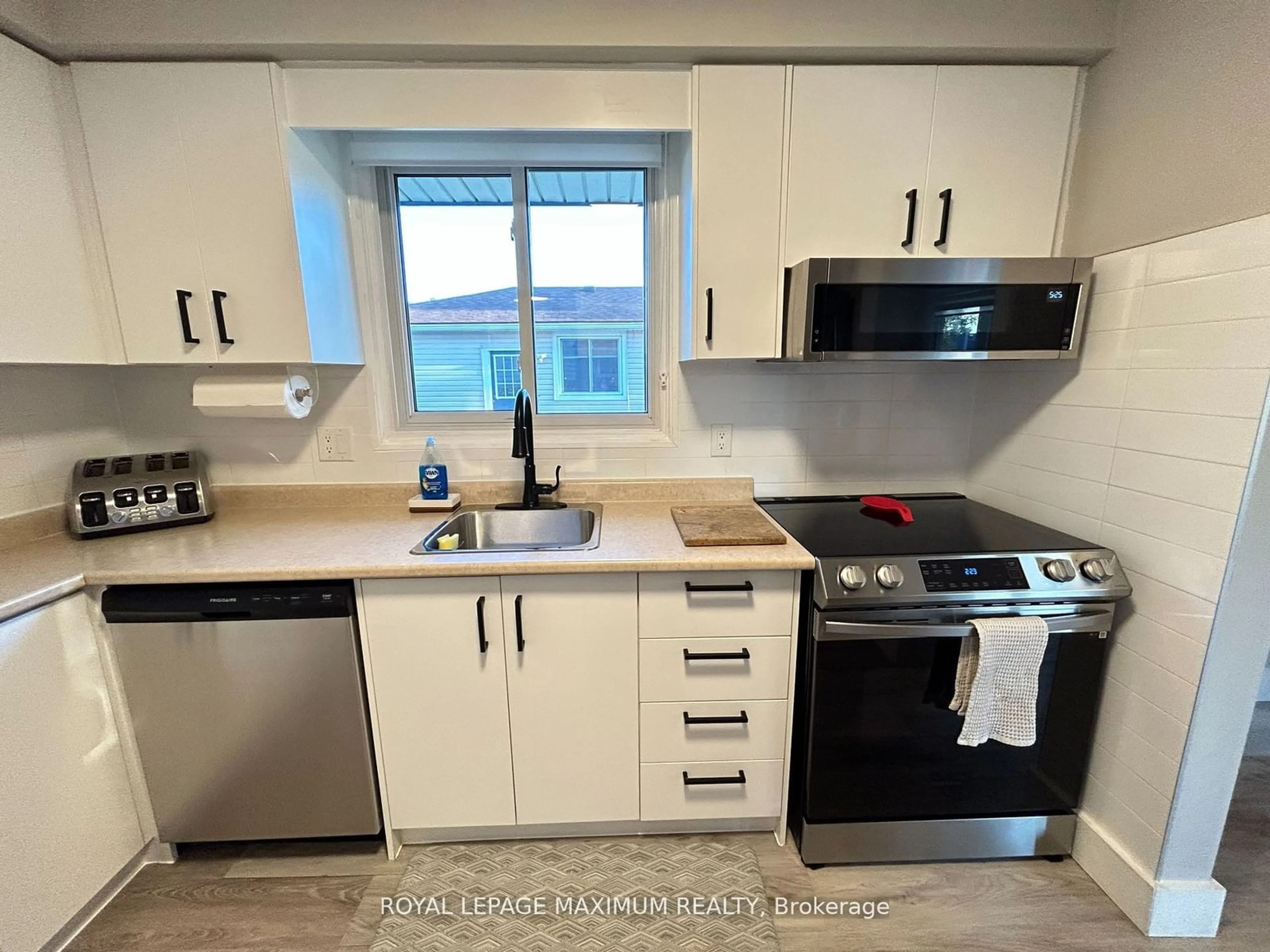 Standard kitchen, unknown for 360 First Ave, Welland Ontario L3C 5Y9