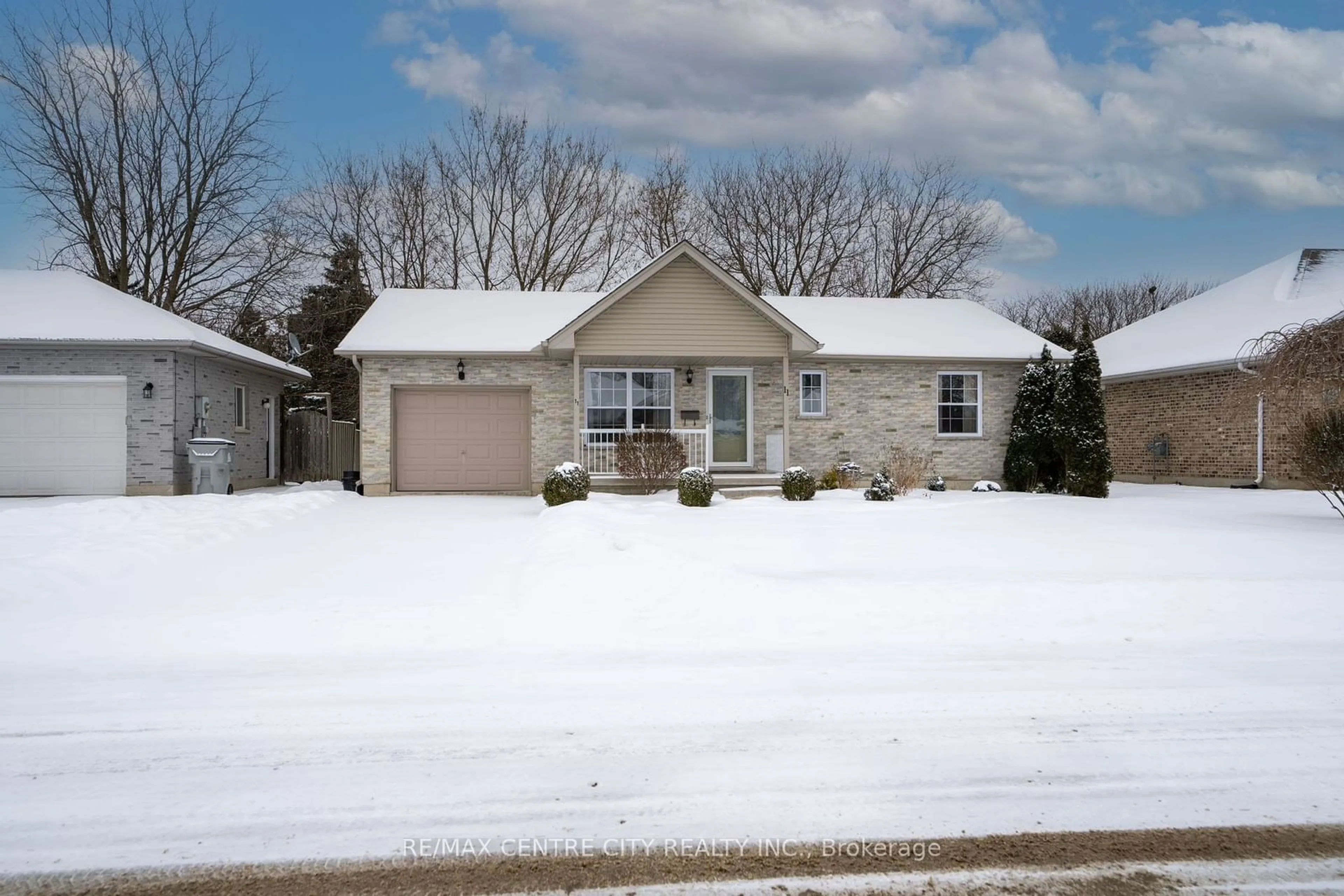 Home with vinyl exterior material, street for 11 Pittao Pl, Strathroy-Caradoc Ontario N7G 4E7