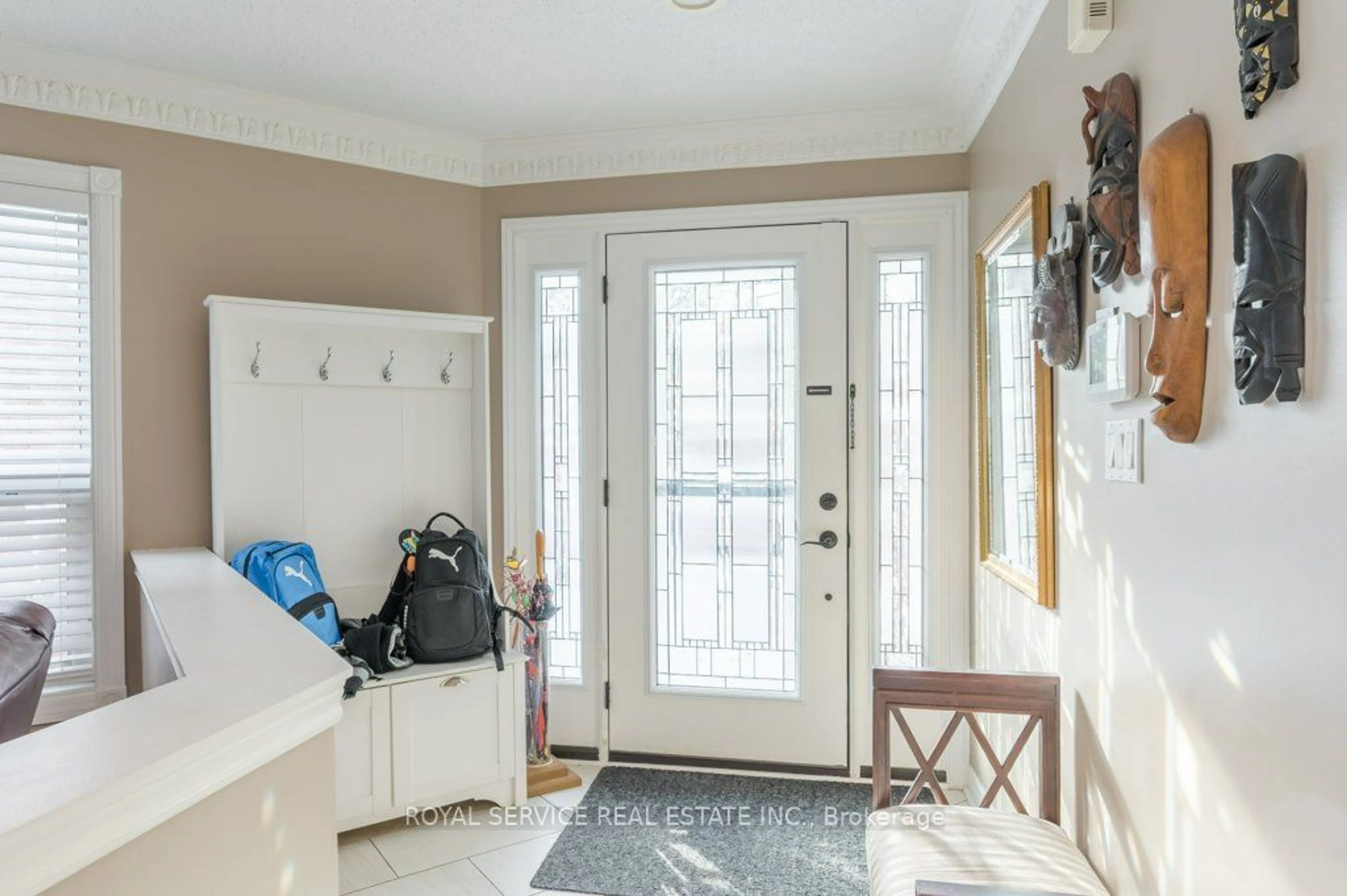 Indoor entryway for 1020 Fraser Crt, Cobourg Ontario K9A 5M8