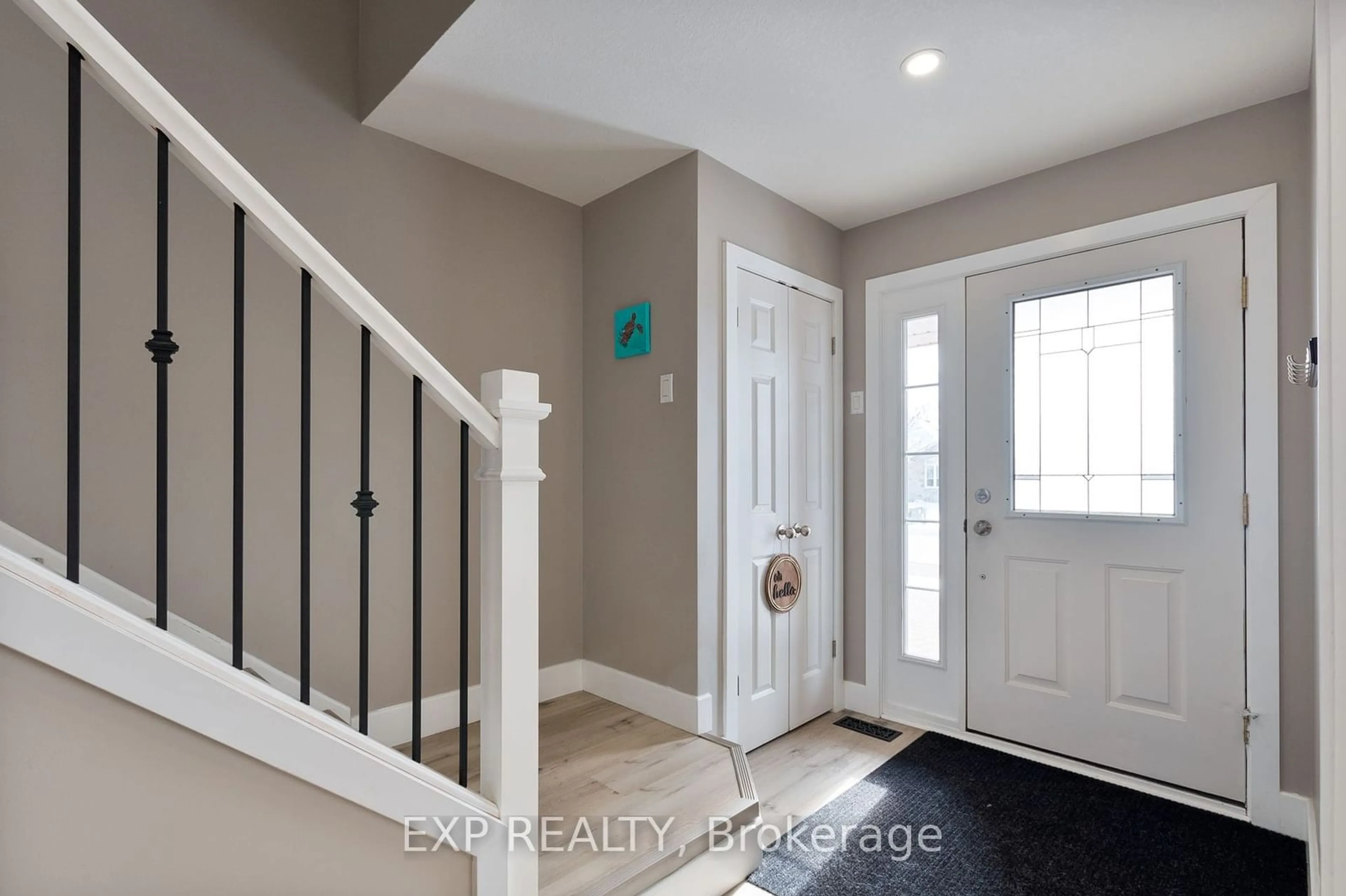 Indoor entryway for 73 Laura Lane, Strathroy-Caradoc Ontario N7G 4K9