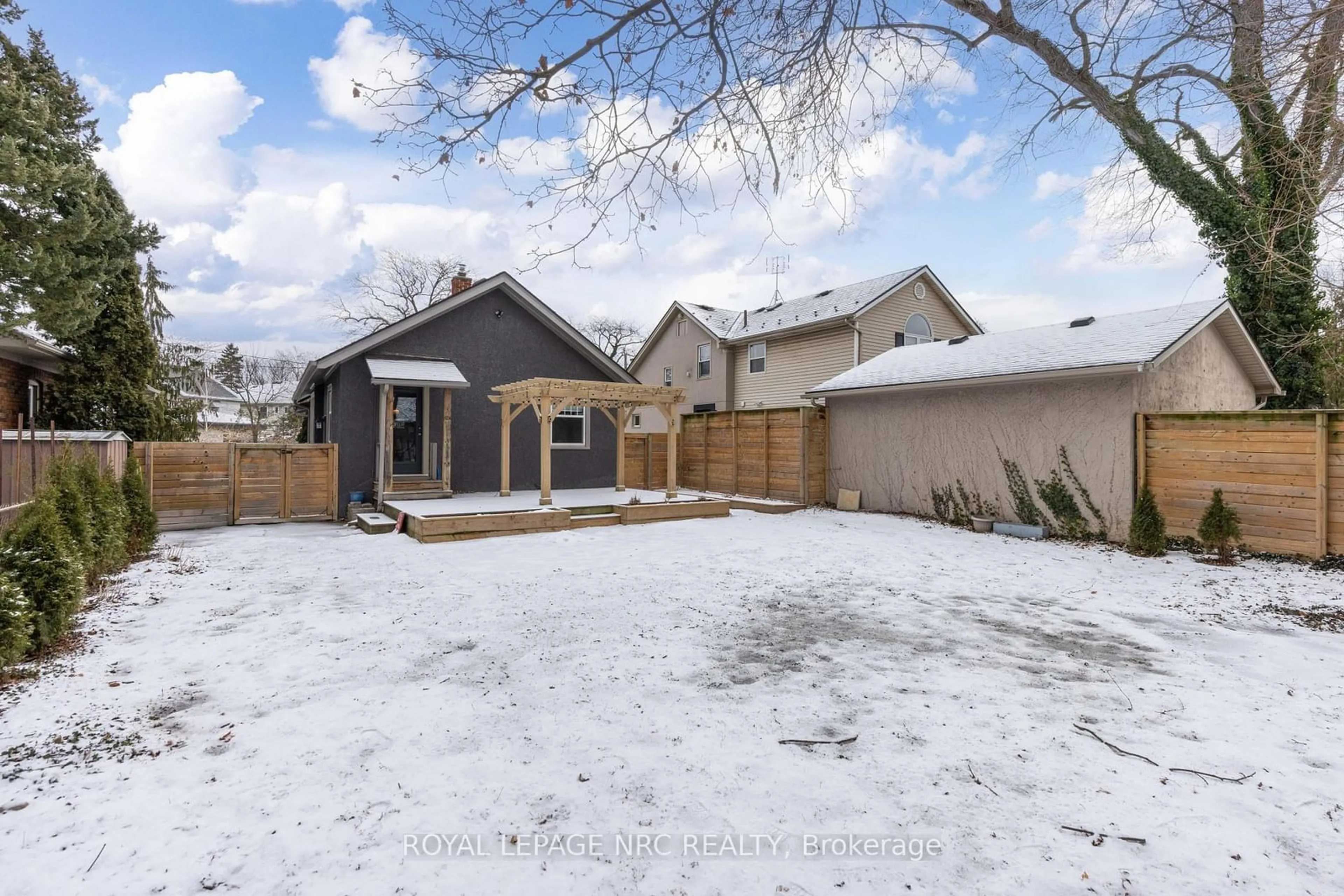 A pic from outside/outdoor area/front of a property/back of a property/a pic from drone, street for 54 Downing St, St. Catharines Ontario L2R 4S3