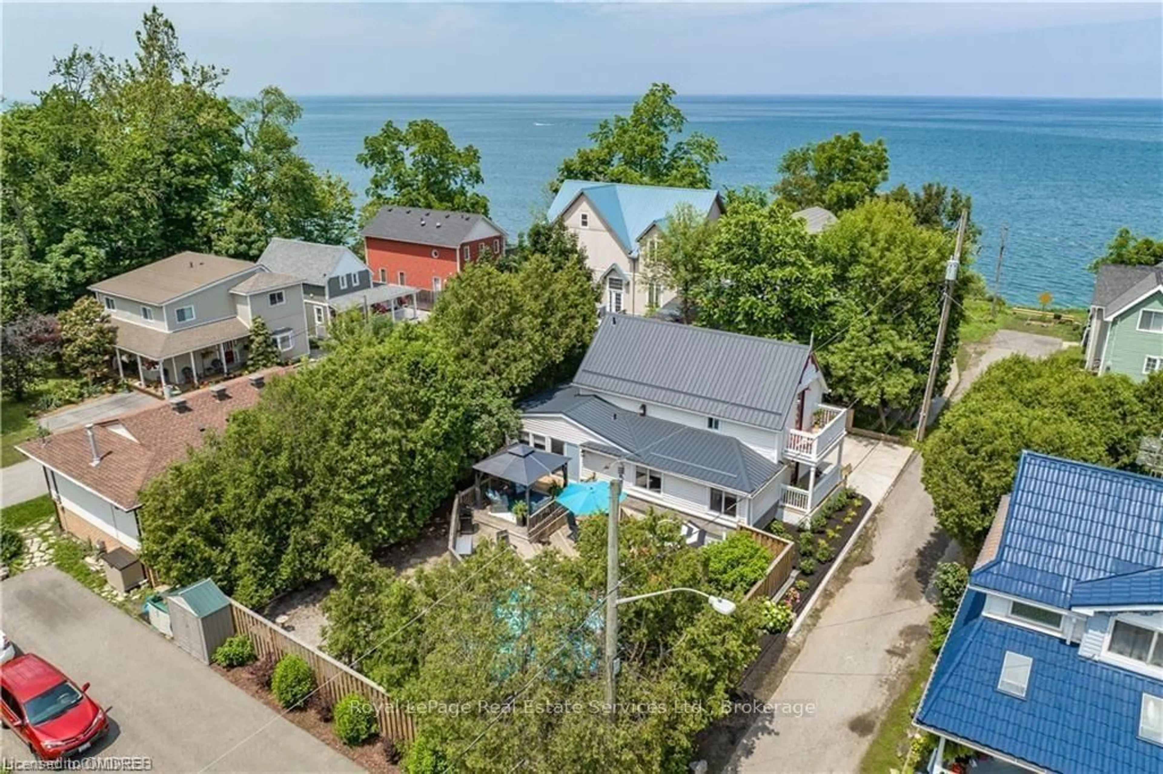 A pic from outside/outdoor area/front of a property/back of a property/a pic from drone, water/lake/river/ocean view for 4 6th St, Grimsby Ontario L3M 2T3