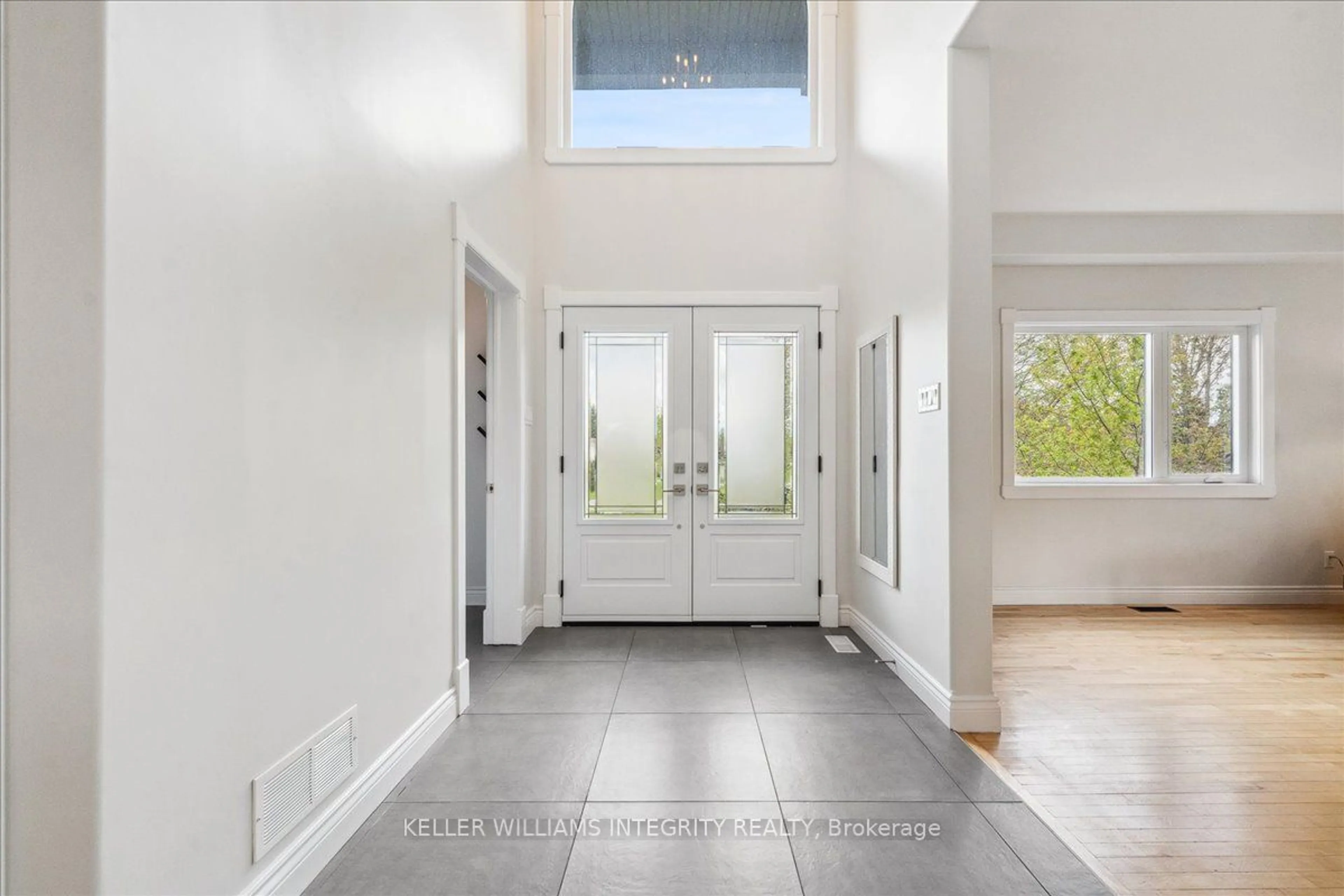 Indoor entryway for 7010 DONWEL Dr, Greely - Metcalfe - Osgoode - Vernon and Area Ontario K4P 1M7