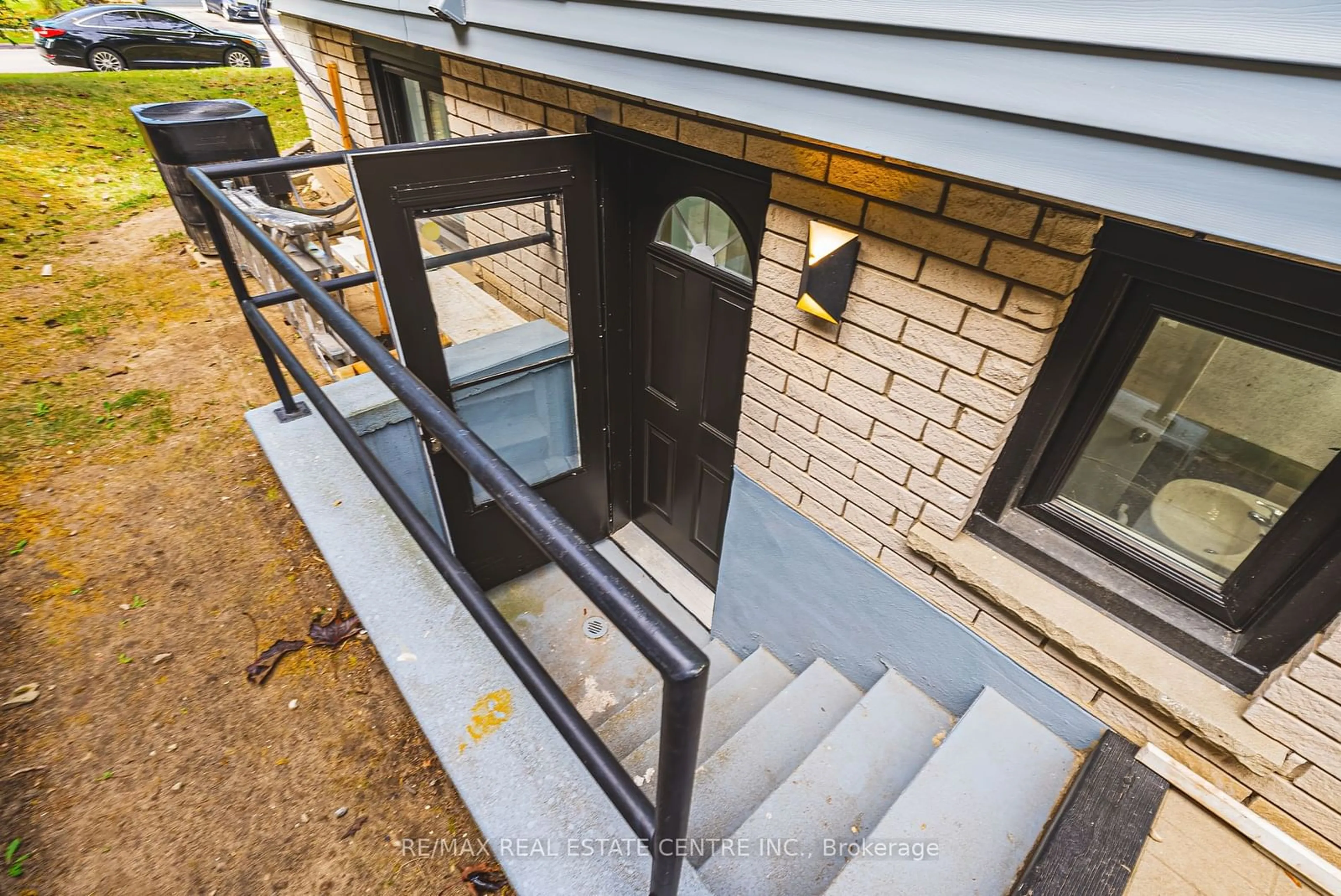 Stairs for 267 Erb St, Waterloo Ontario N2J 1N6