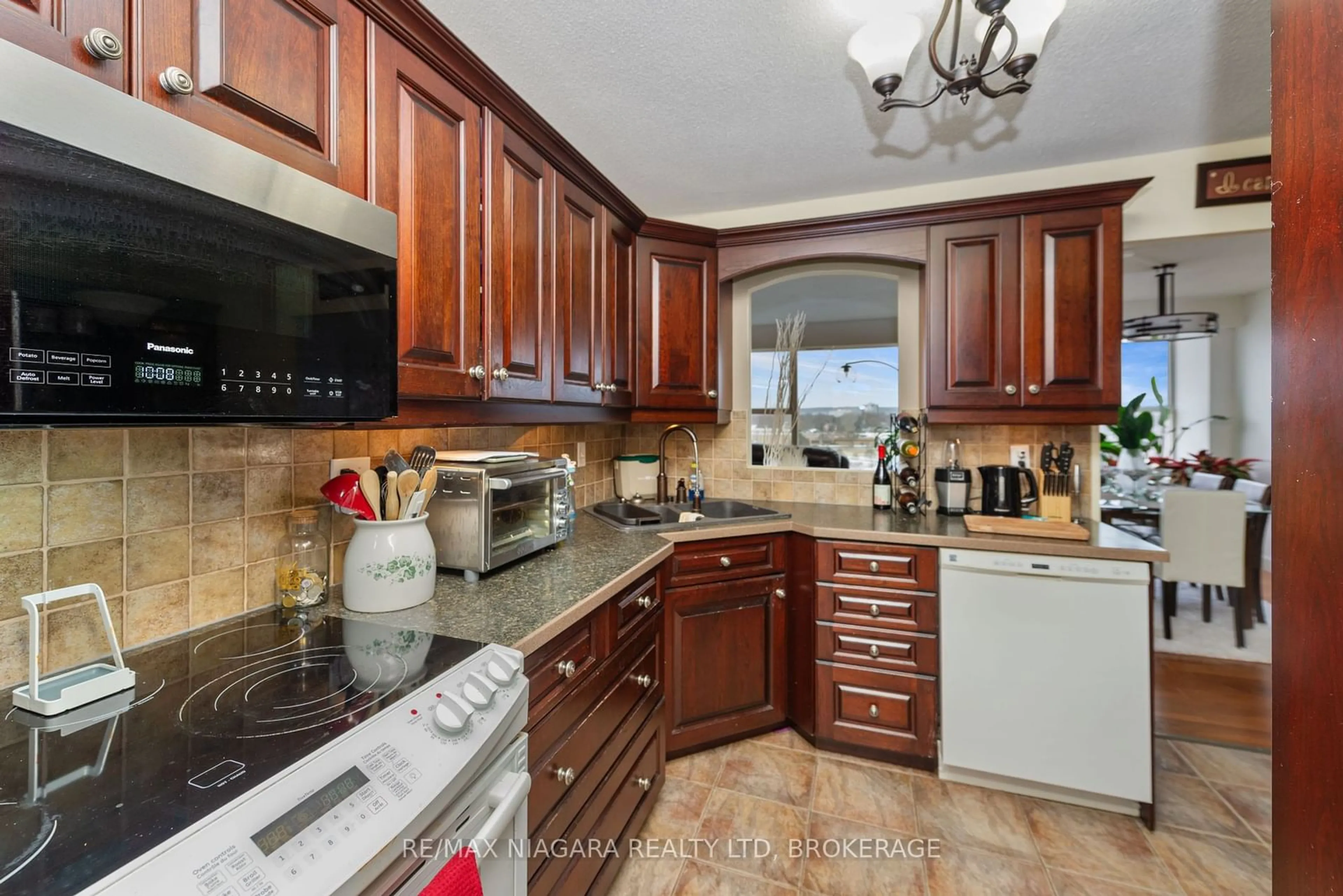 Standard kitchen, ceramic/tile floor for 504 - 7 Gale Cres, St. Catharines Ontario L2R 7M8