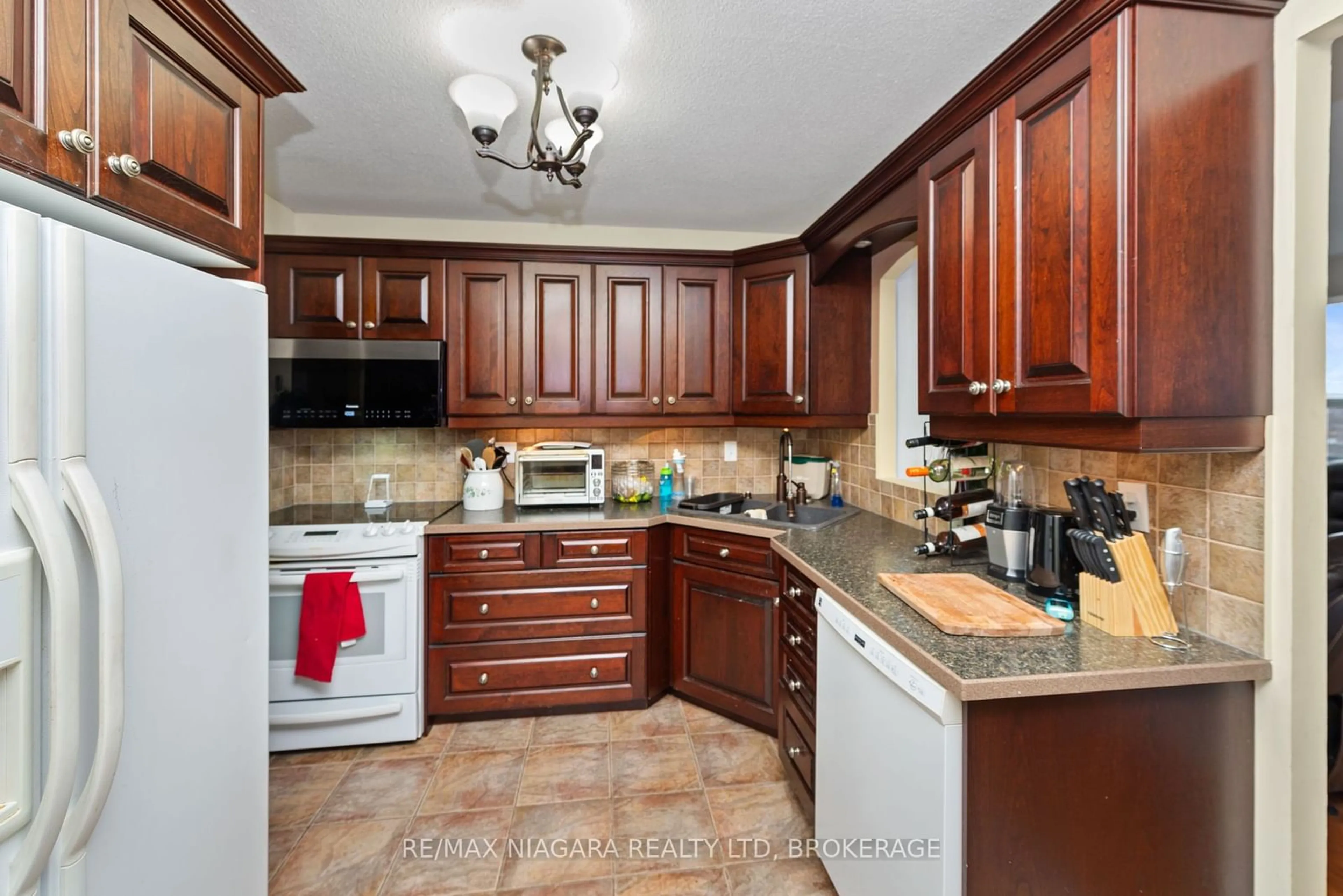 Standard kitchen, ceramic/tile floor for 504 - 7 Gale Cres, St. Catharines Ontario L2R 7M8