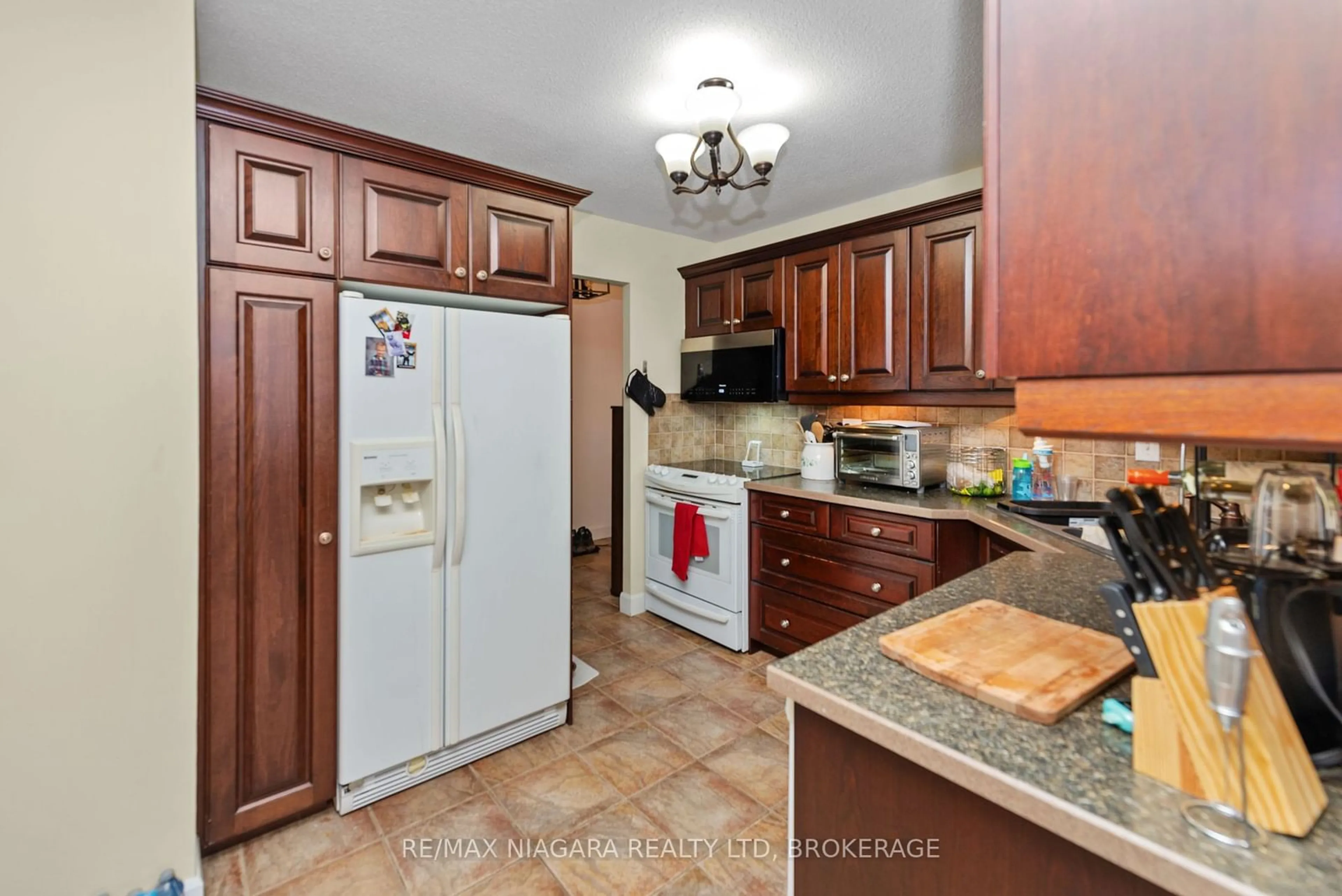 Standard kitchen, ceramic/tile floor for 504 - 7 Gale Cres, St. Catharines Ontario L2R 7M8