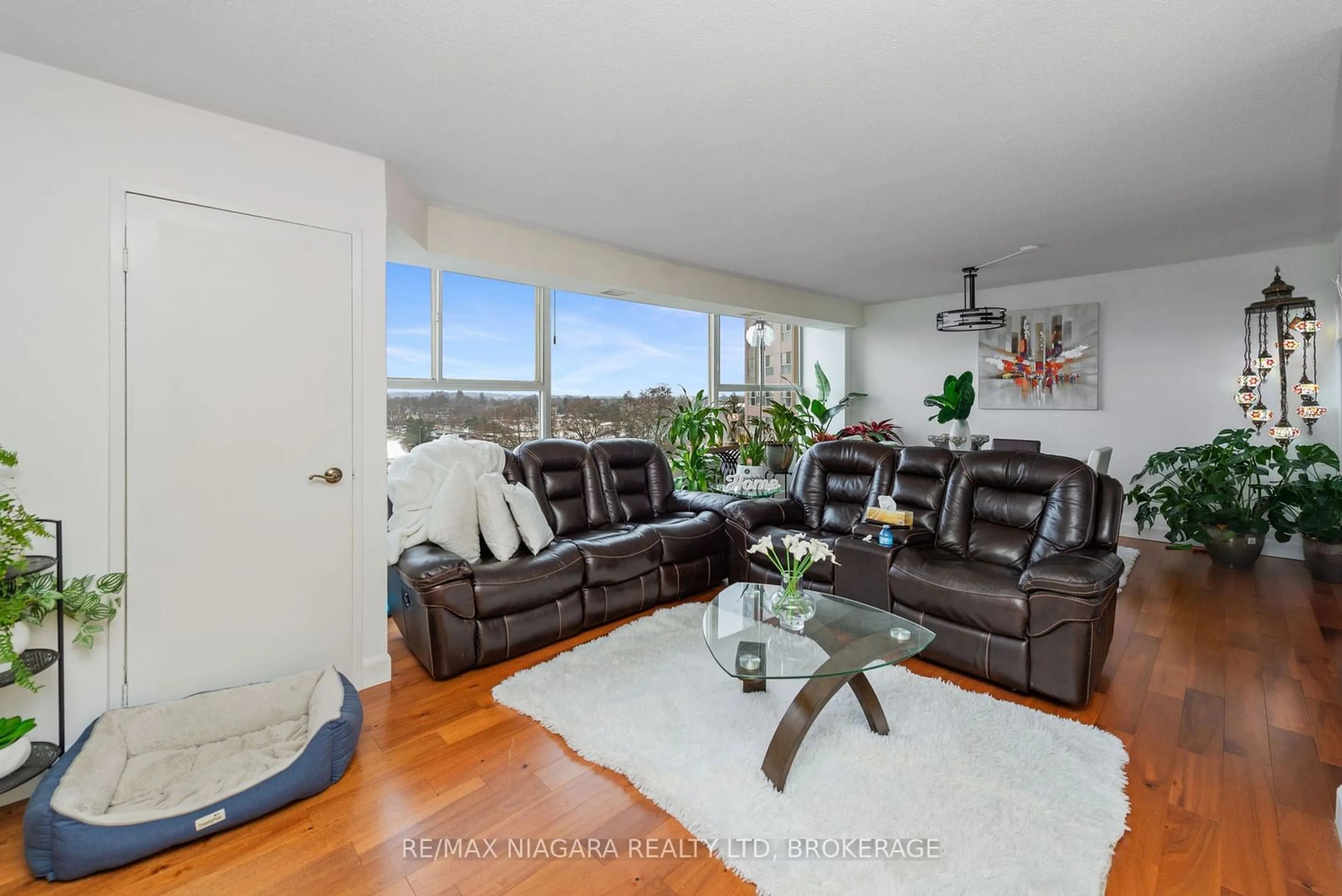 Living room with furniture, unknown for 504 - 7 Gale Cres, St. Catharines Ontario L2R 7M8