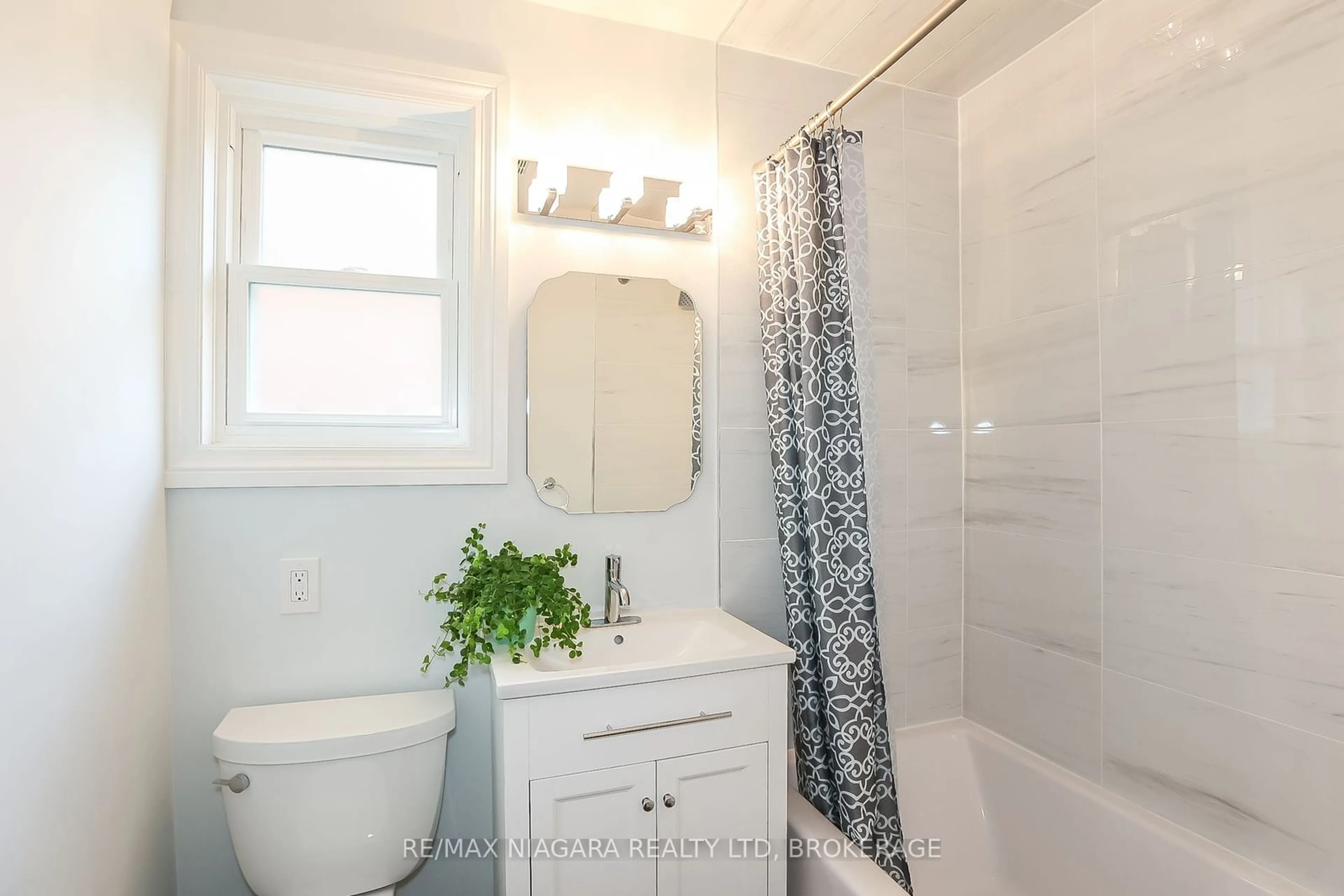 Standard bathroom, ceramic/tile floor for 261 Vine St, St. Catharines Ontario L2M 4T2