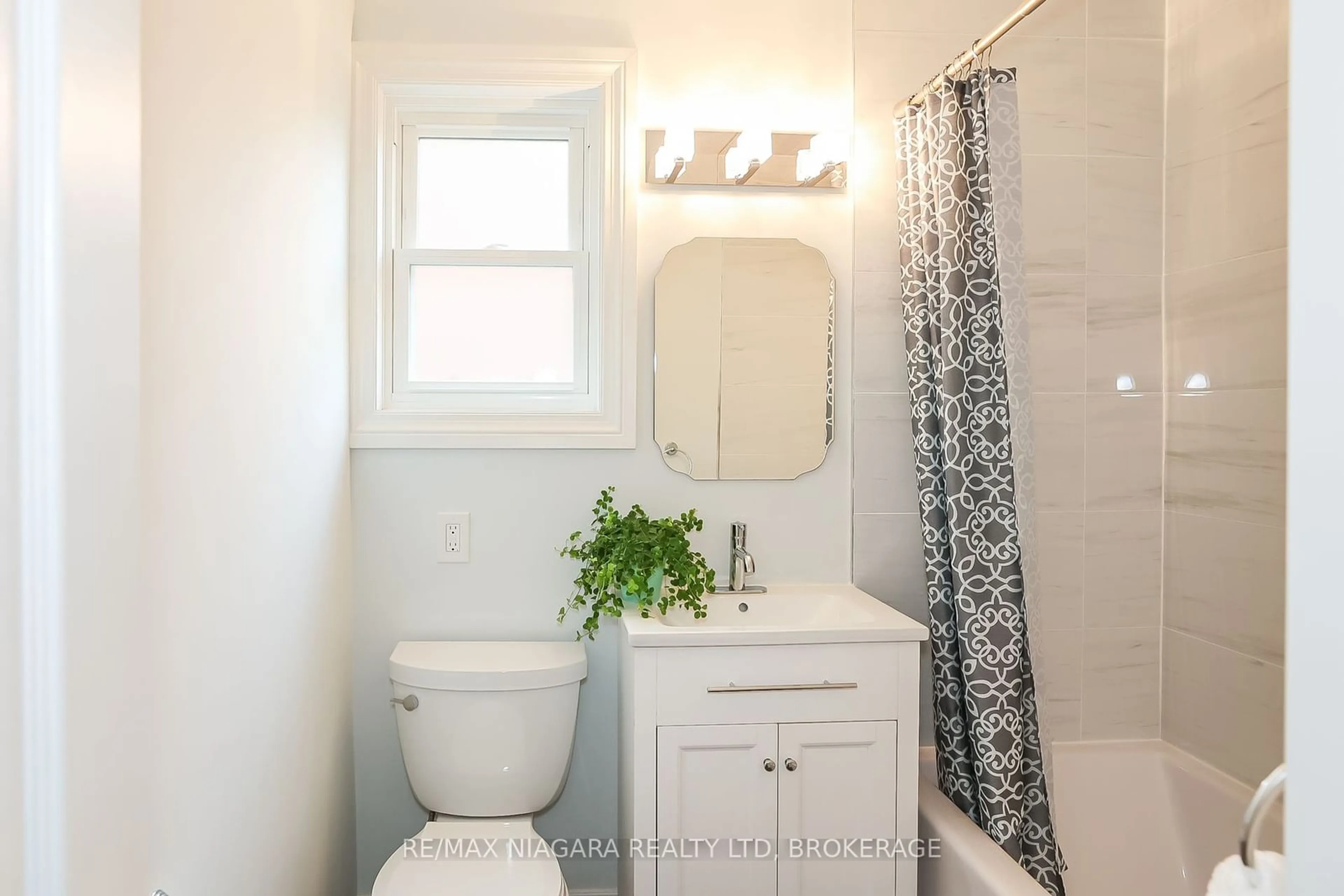 Standard bathroom, ceramic/tile floor for 261 Vine St, St. Catharines Ontario L2M 4T2